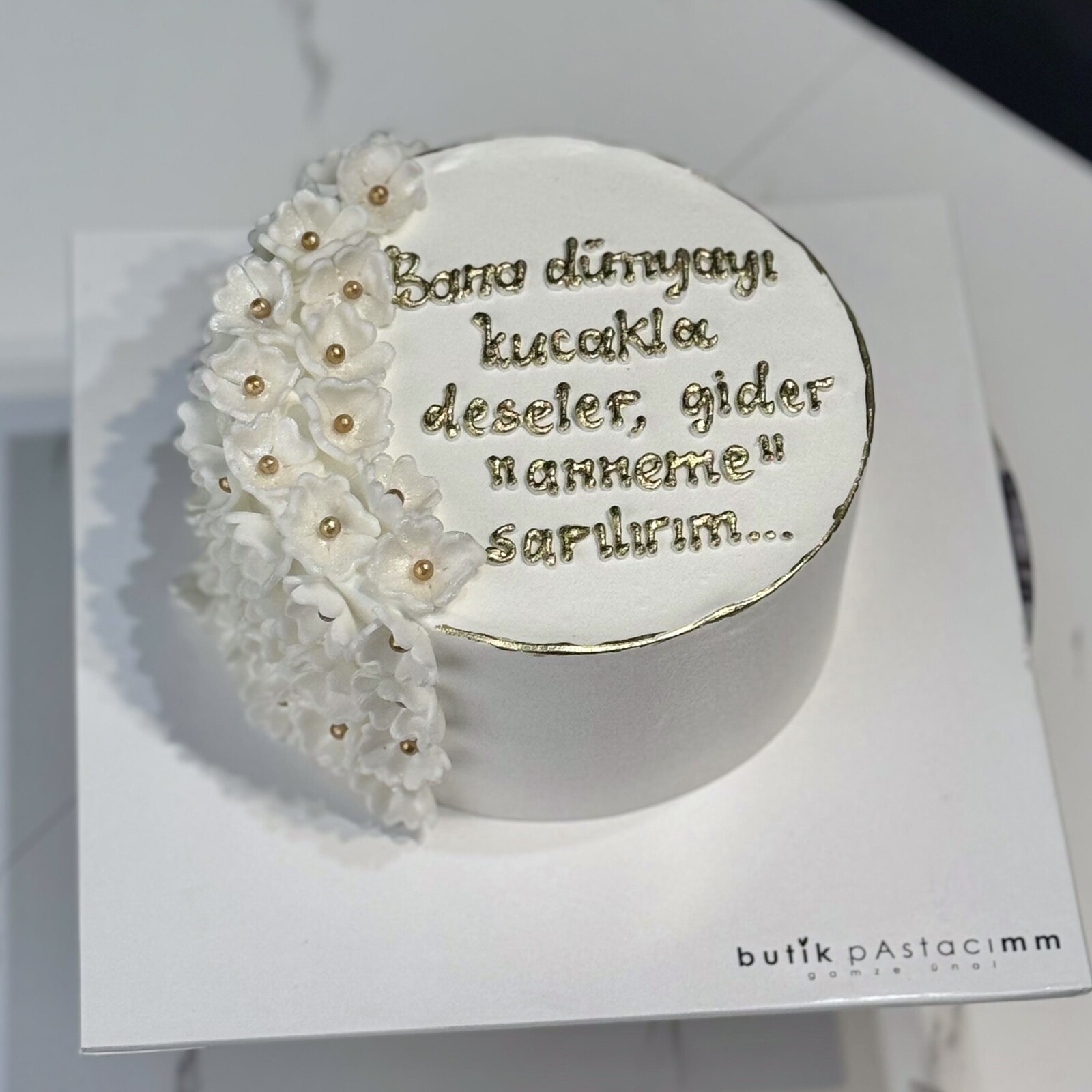 Anneme Özel Yazılı Çiçek Detaylı Pasta
