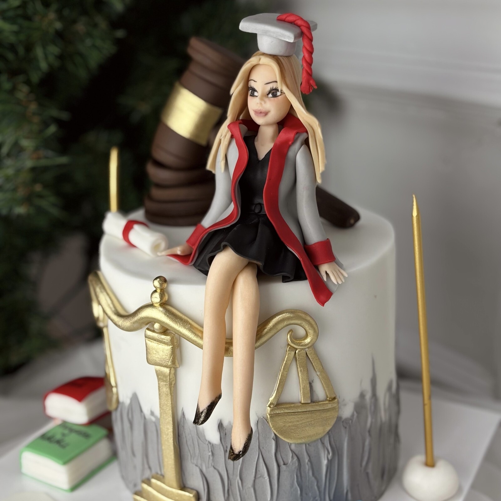 Avukat Konseptli Kişiye Özel Figürlü Pasta