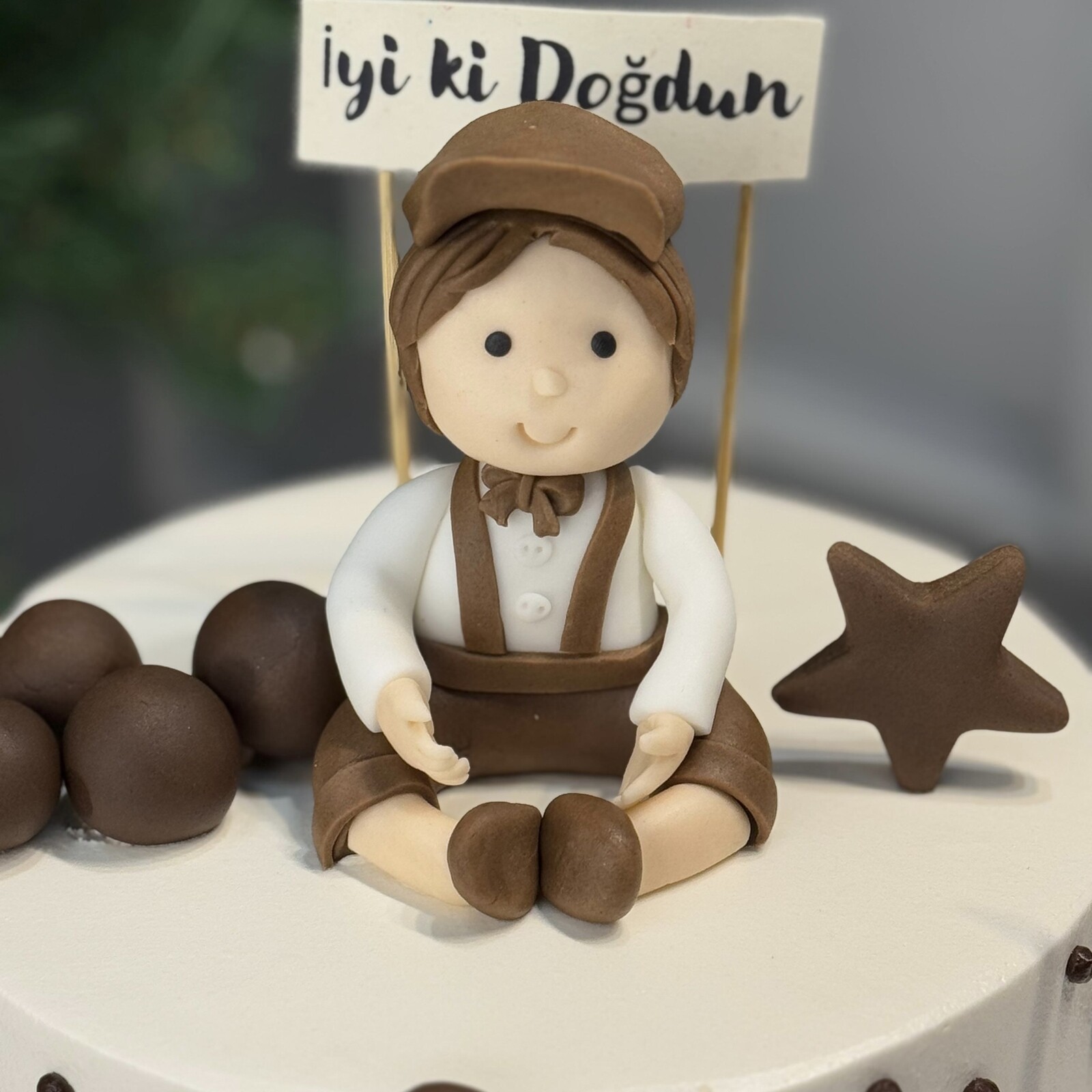 Bebek Figürlü Bir Yaş Pasta