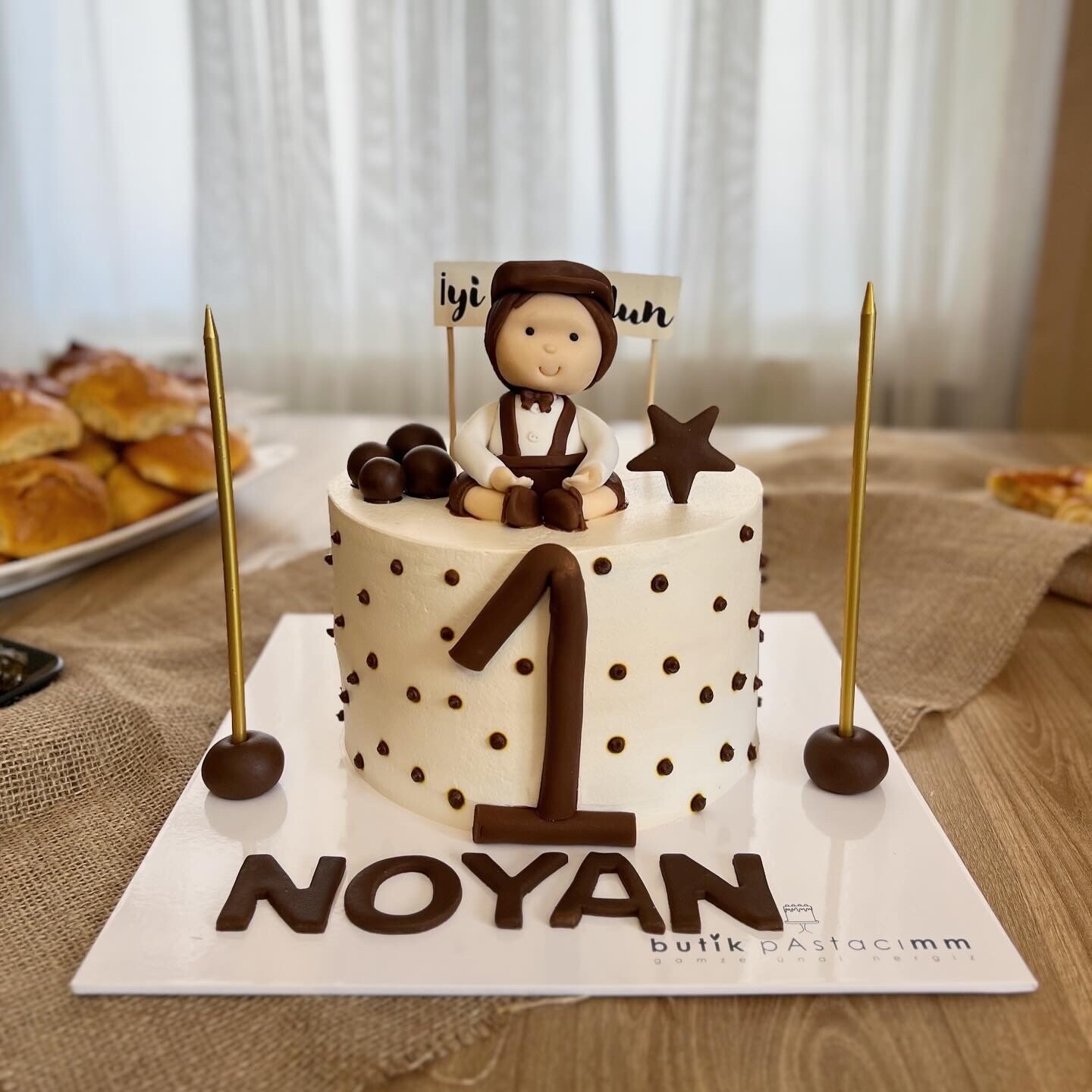 Bebek Figürlü Bir Yaş Pasta