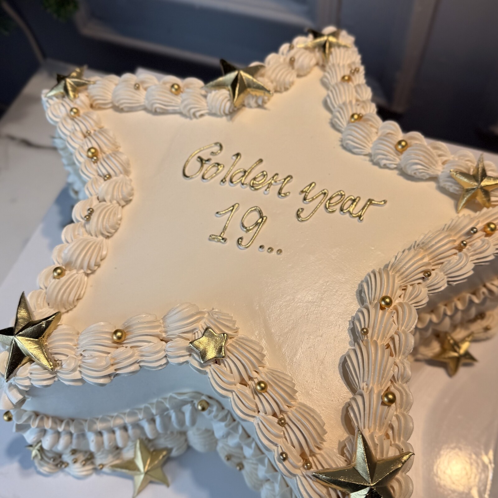 Bej Gold Süslemeli Yıldız Pasta