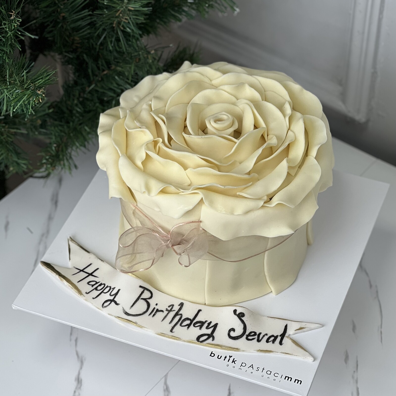 Beyaz Gül Şeker Hamurlu Pasta