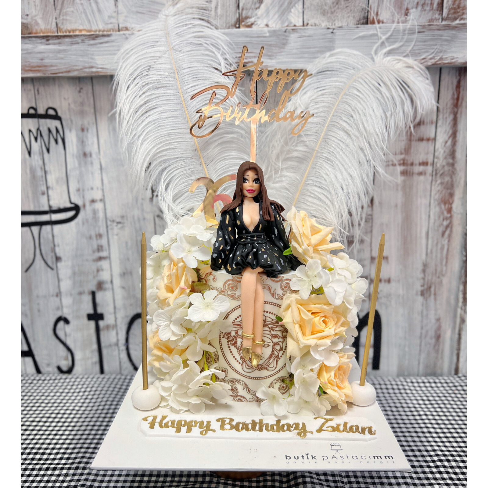 Beyaz Temalı Çiçekli Kişiye Özel Figürlü Pasta