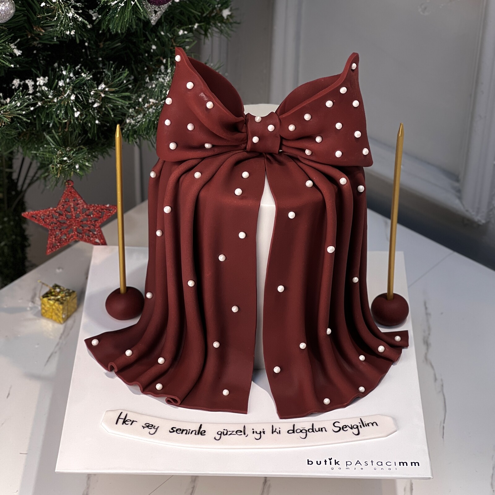 Bordo Kurdeleli Tasarım Pasta