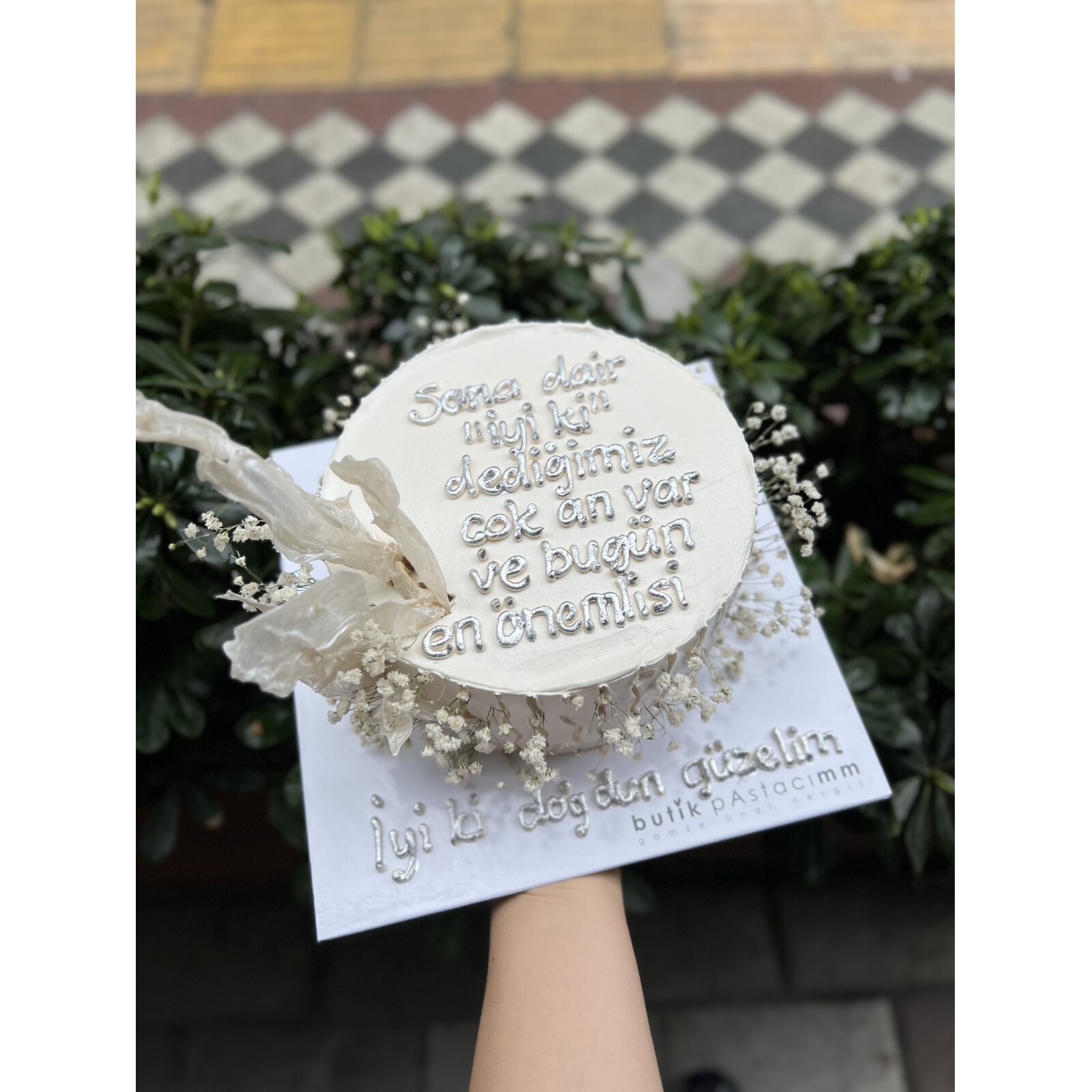 Çiçek Dekorlu Yazılı Şık Pasta