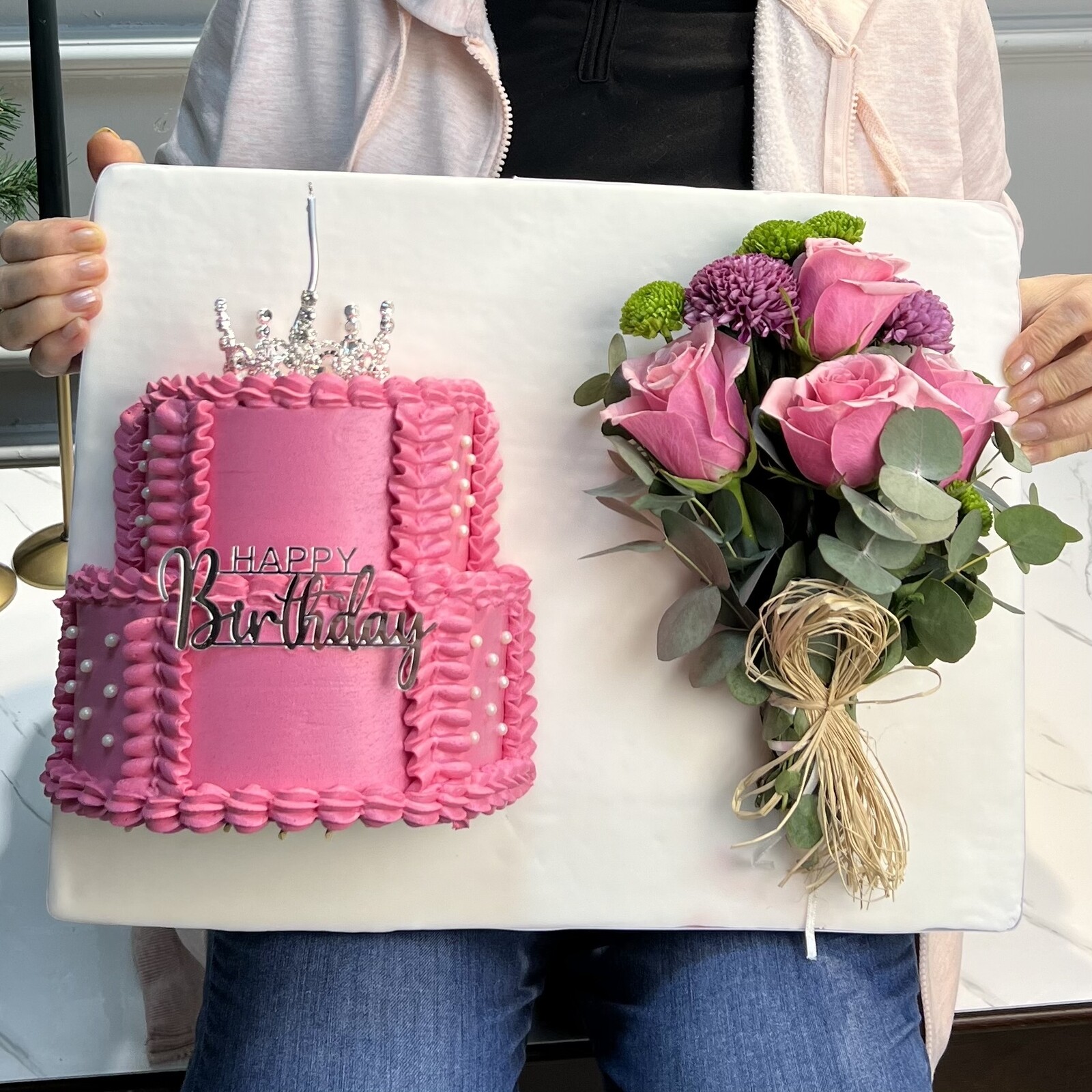 Çiçek Demeti Hediyeli Pembe Taçlı İlüzyon Pasta  (Yan Duran Pasta)