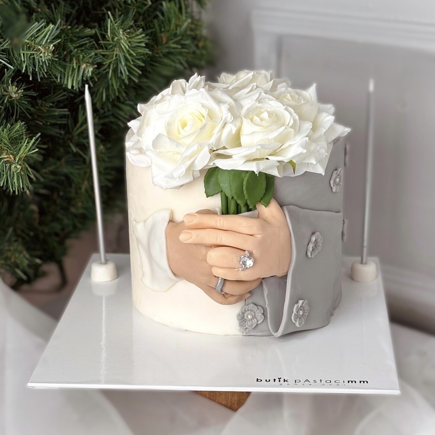 Çiçek Tutan Kadın- Erkek Eli Nişan Pastası