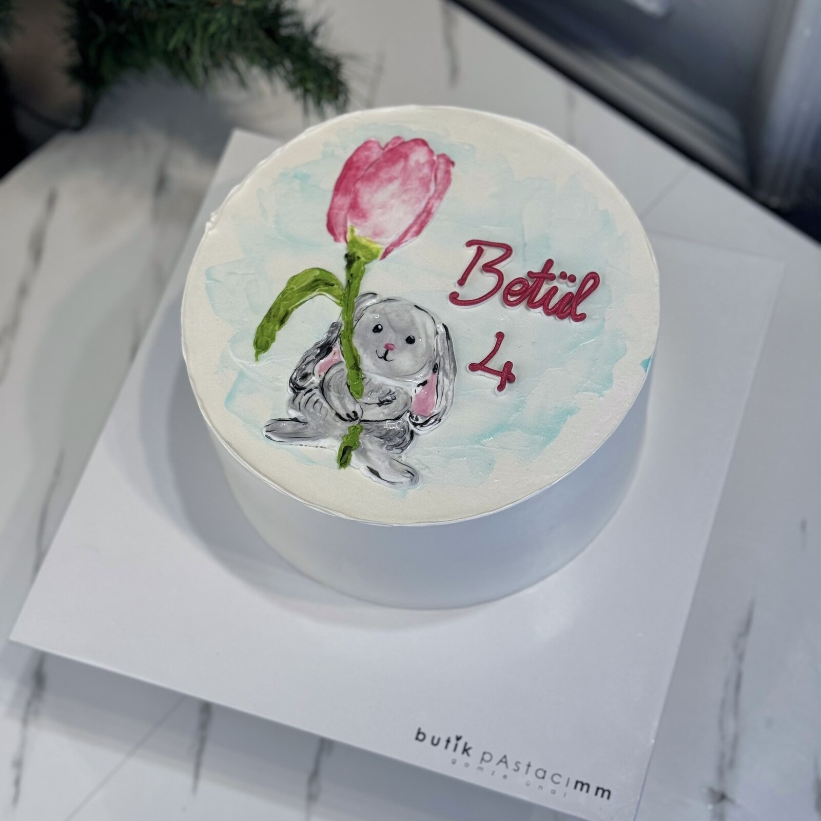 Çiçek Tutan Sevimli Köpek Çizimli Pasta