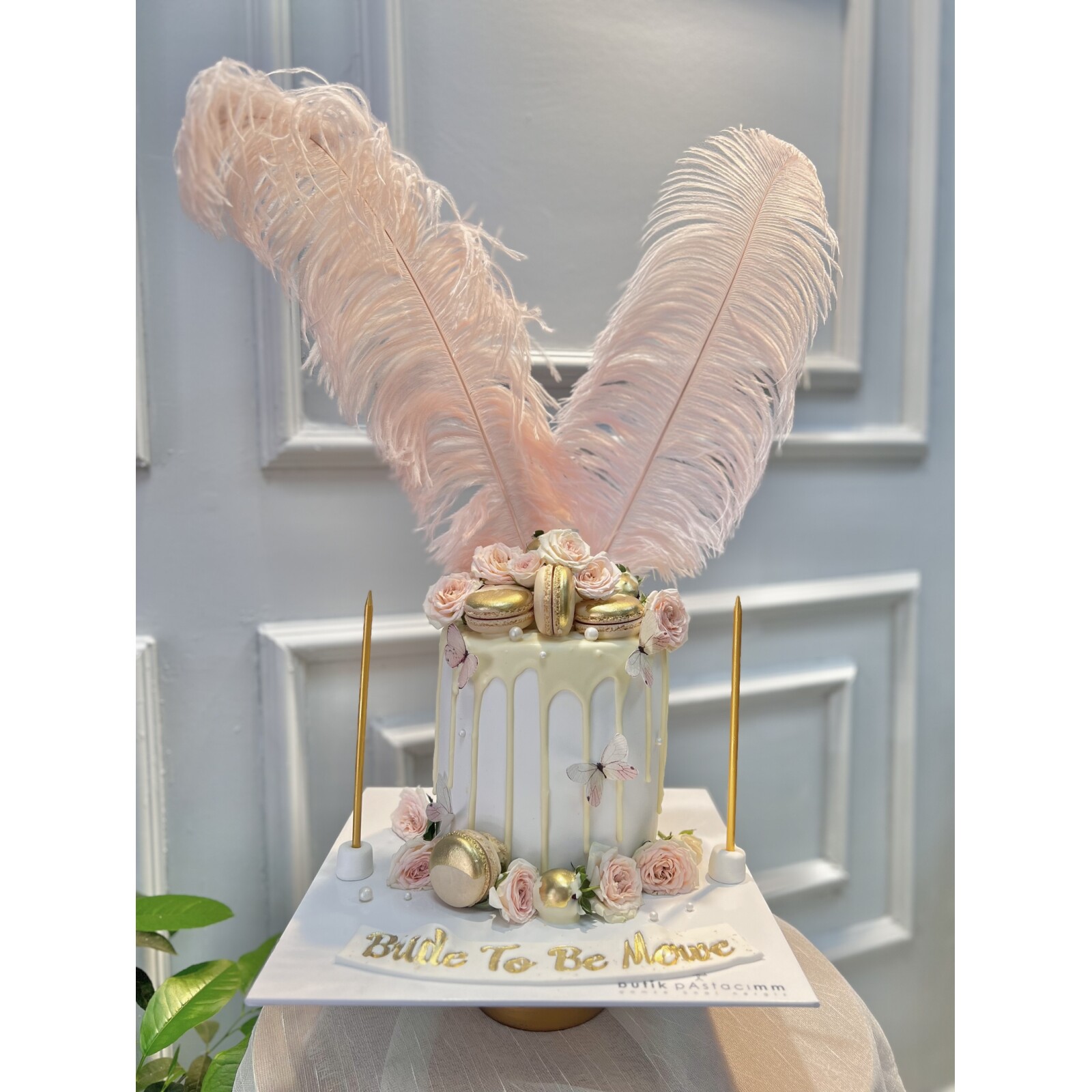 Çiçek ve Tüy Detaylı Pasta