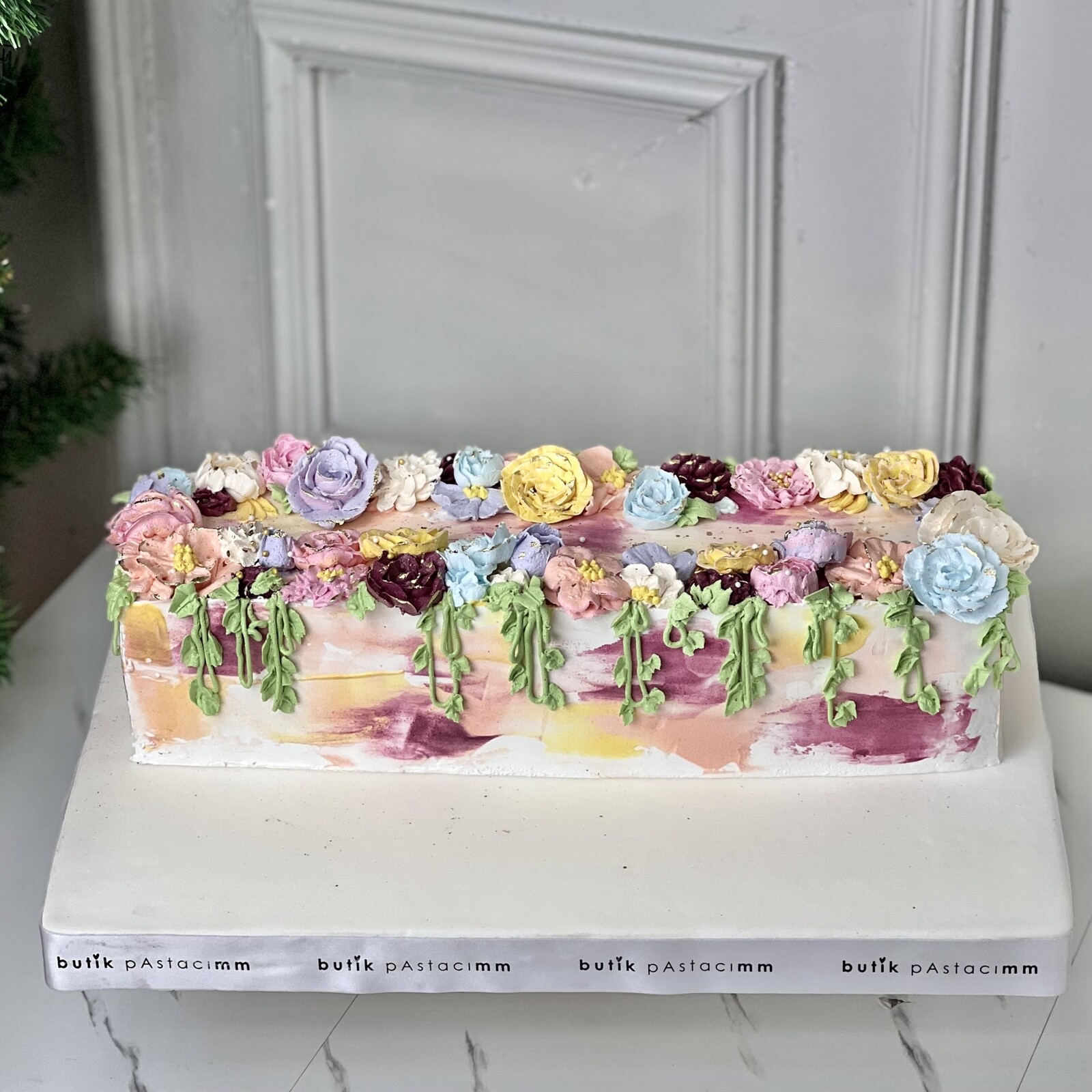 Çiçekli Dikdörtgen Kremalı Baton Pasta