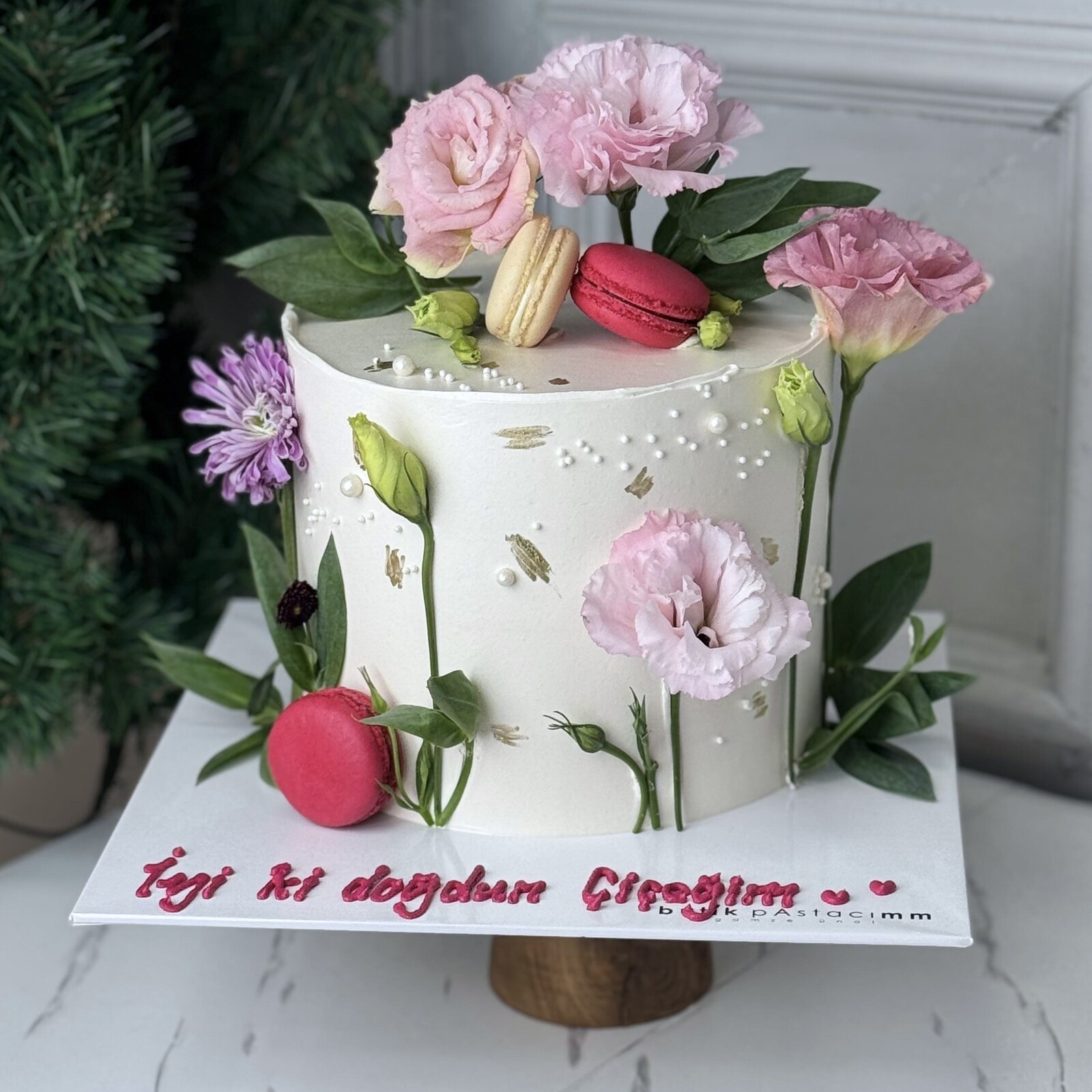 Çiçekli Makaronlu Kremalı Pasta