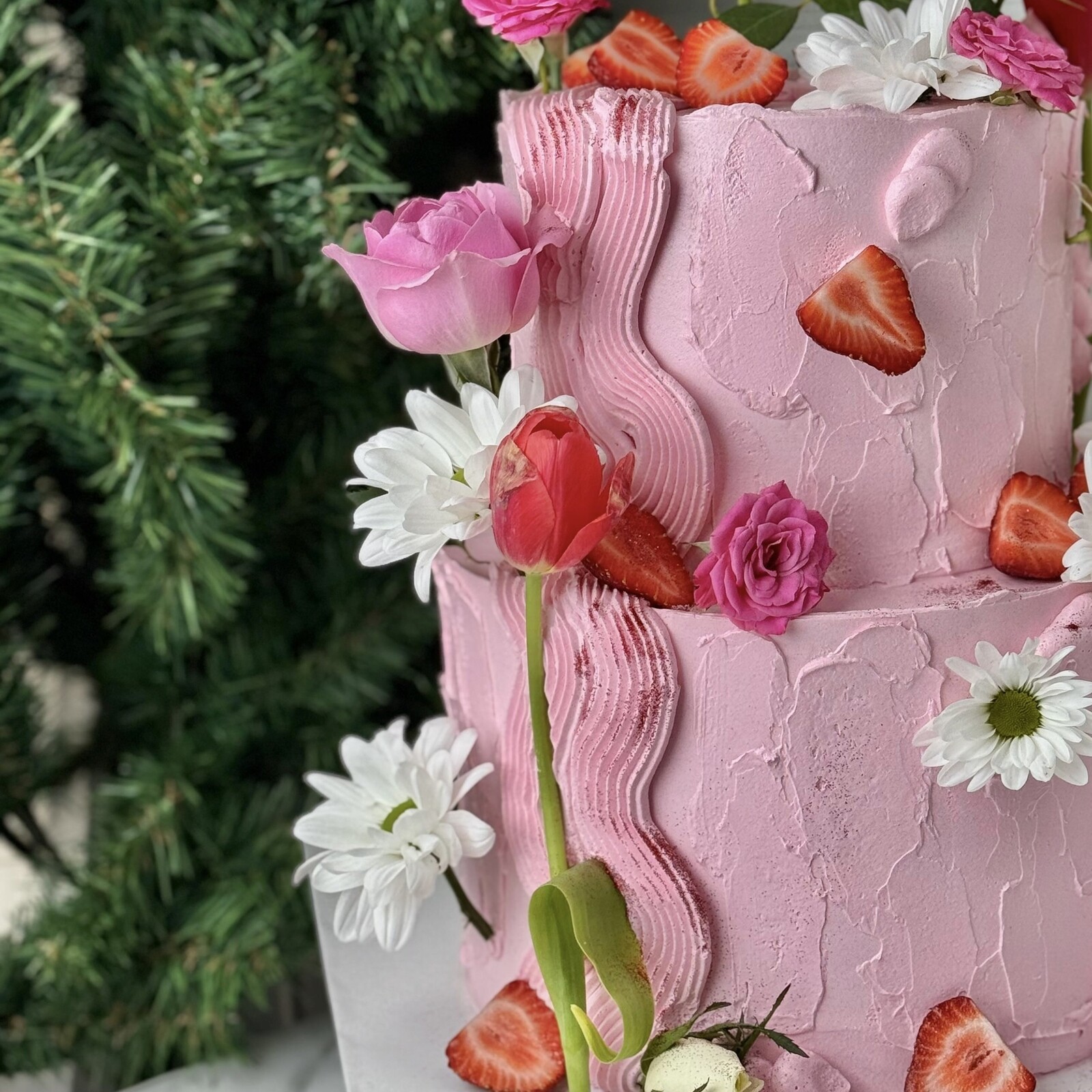 Çiçekli Özel Tasarım Pembe Kremalı Pasta