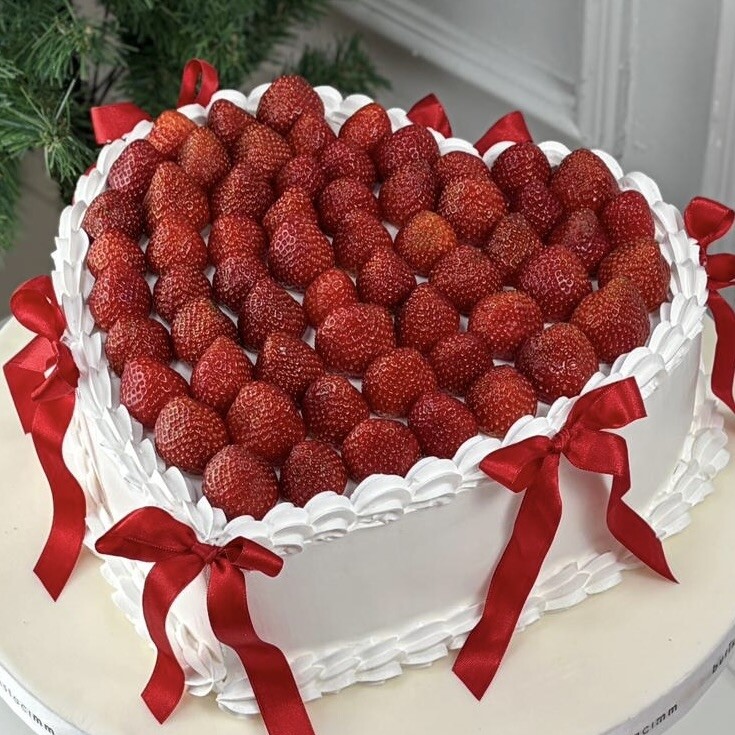 Çilekli Kalpli Kırmızı Kurdeleli Pasta