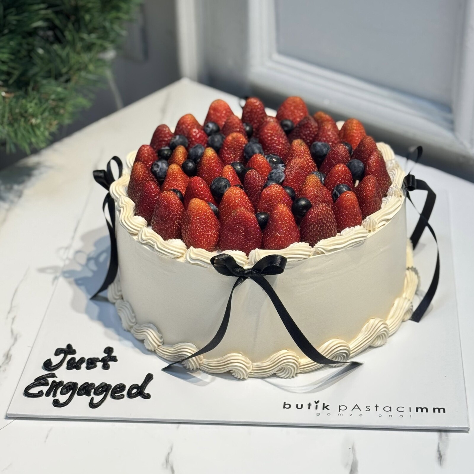 Çilekli Kurdeleli Beyaz Pasta