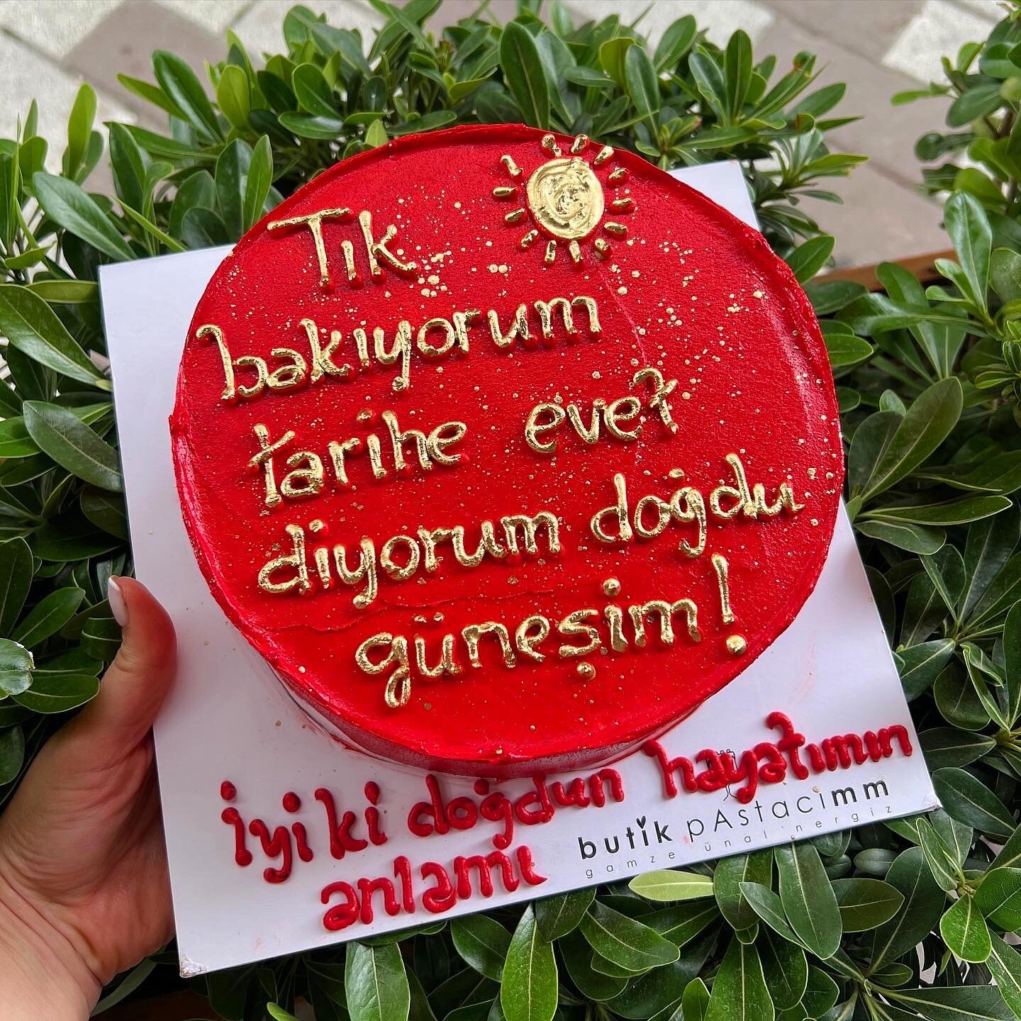 Doğdu Güneşim Kırmızı Gold Yazılı Pasta