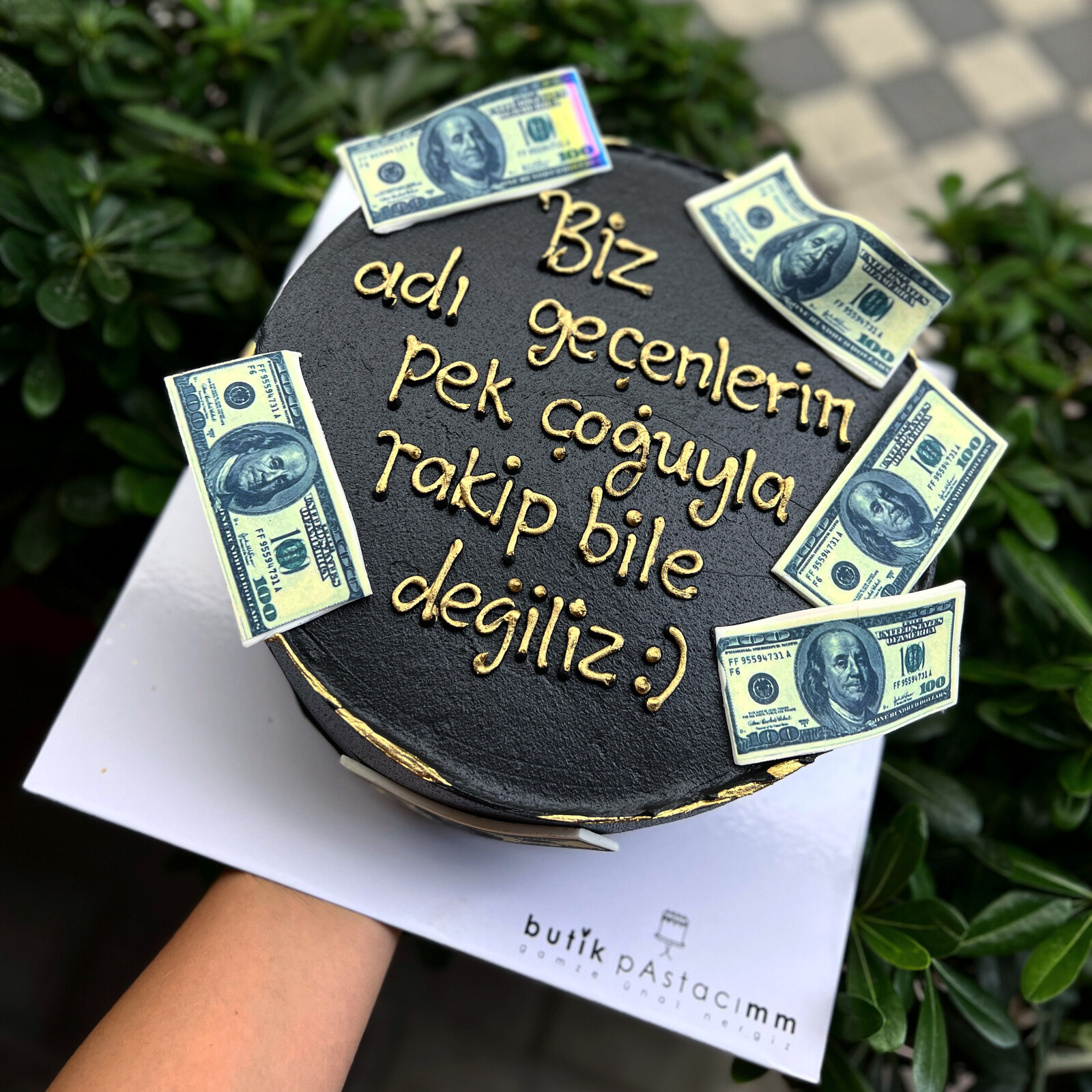 Dolar Detaylı Siyah Yazılı Pasta