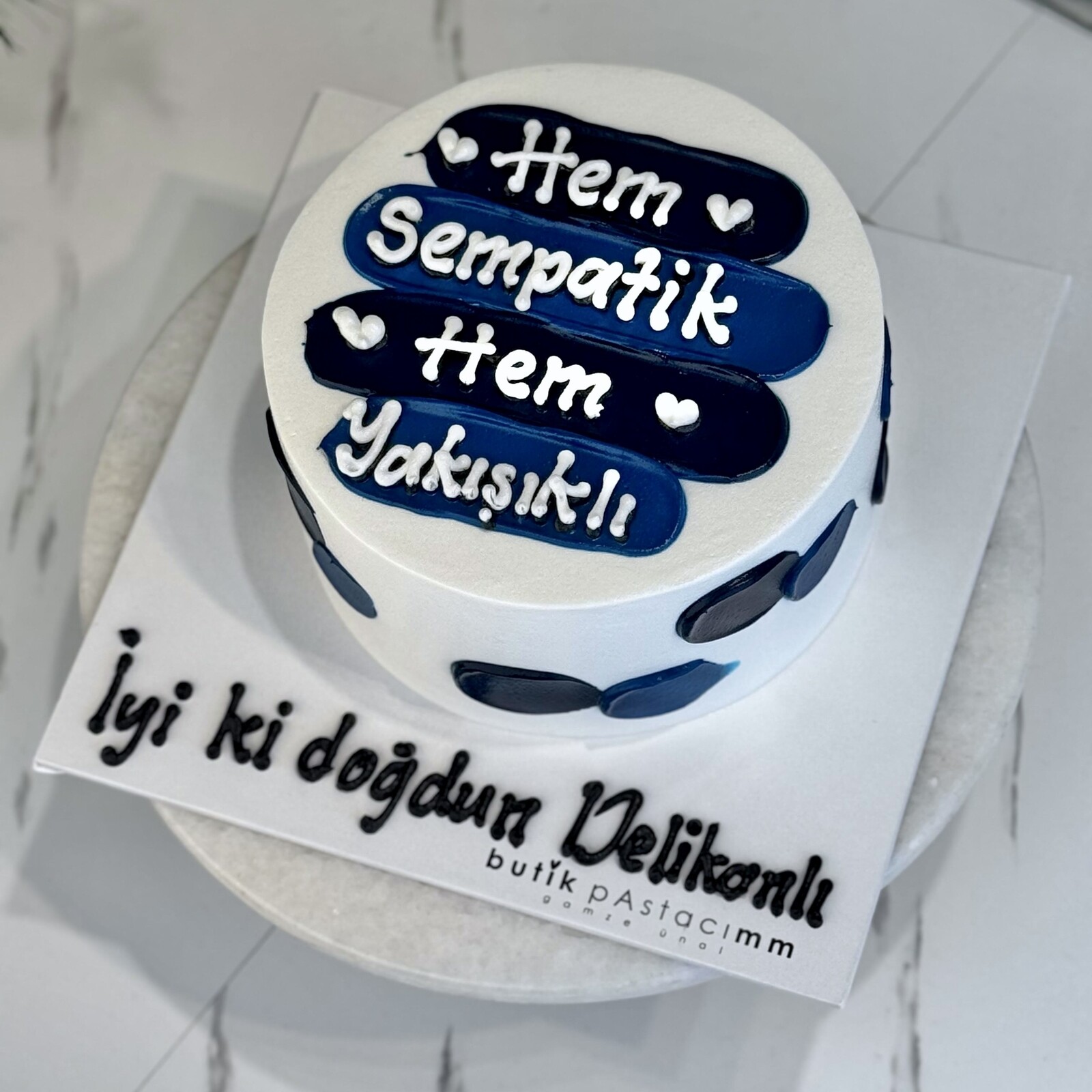 Hem Sempatik Hem Yakışıklı Şeritli Yazılı Pasta