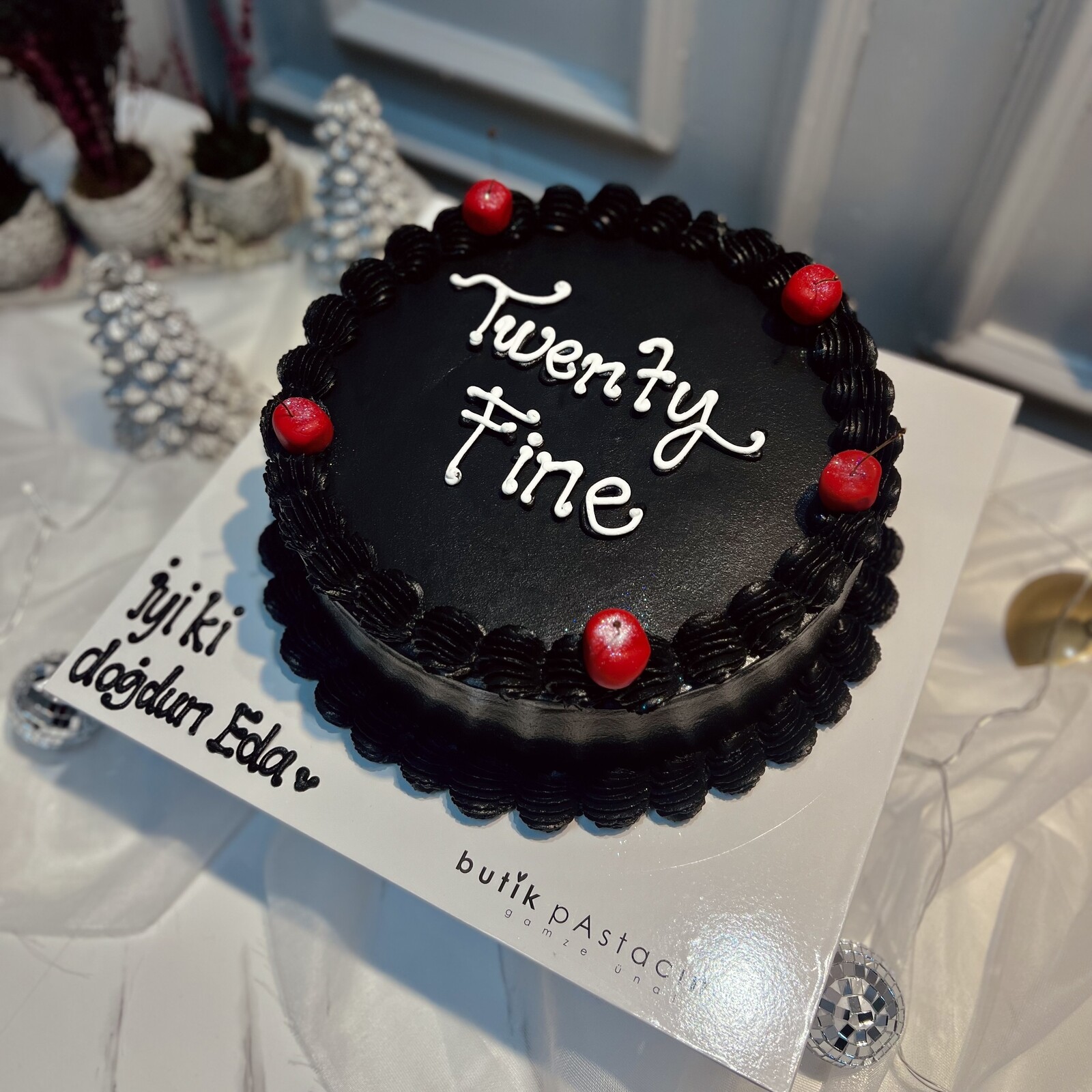 Kiraz Detaylı Yazılı Pasta