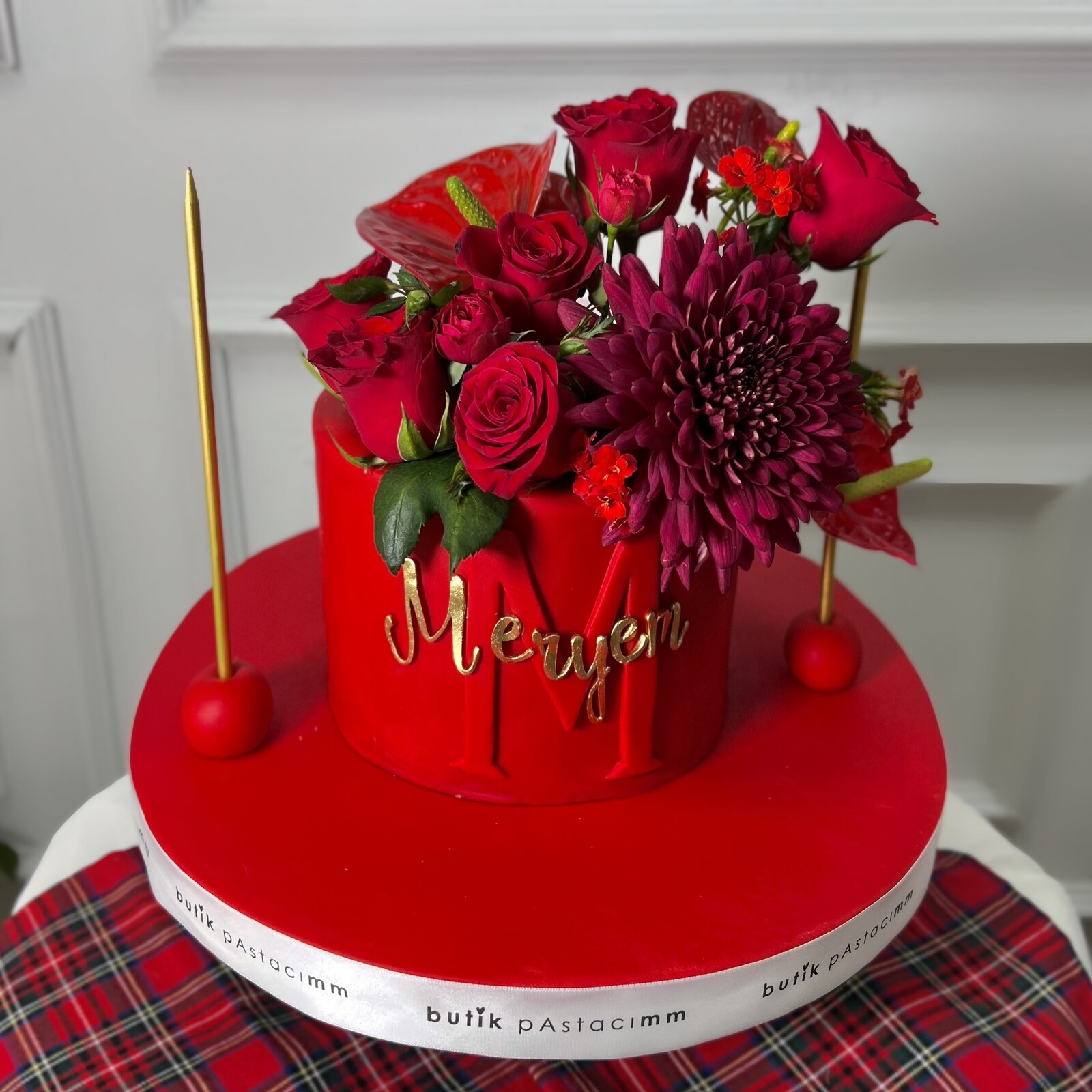 Kırmızı Çiçek Demetli Pasta