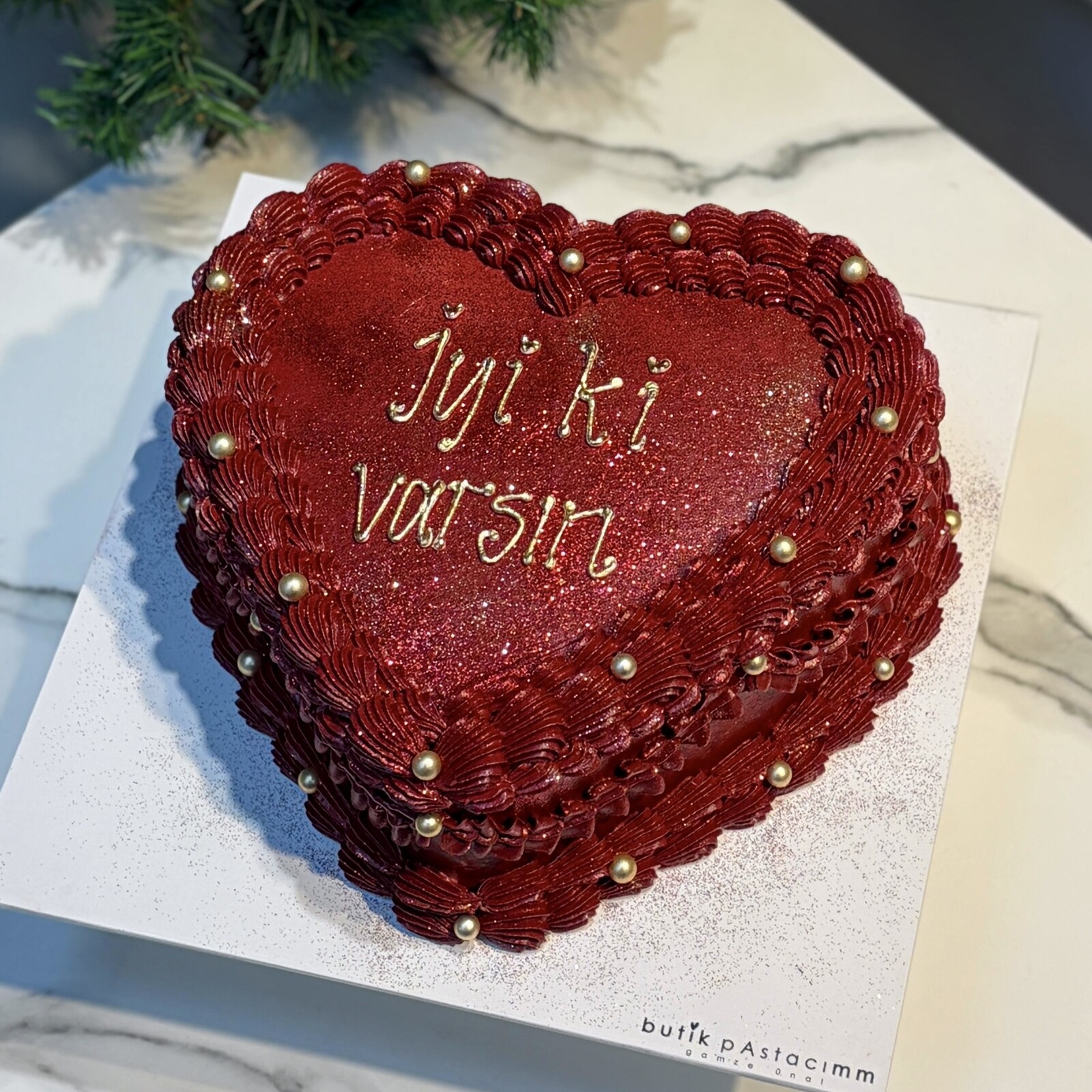 Kırmızı Kalpli Simli Pasta