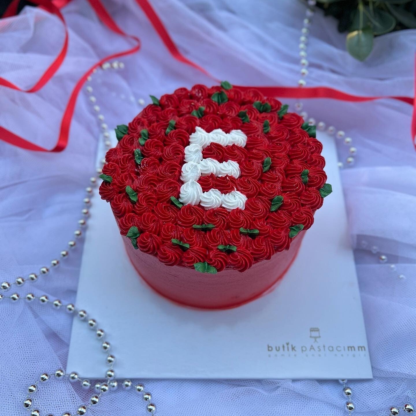 Kişiye Özel Harf Dizaynlı Sevgililer Günü Pastası