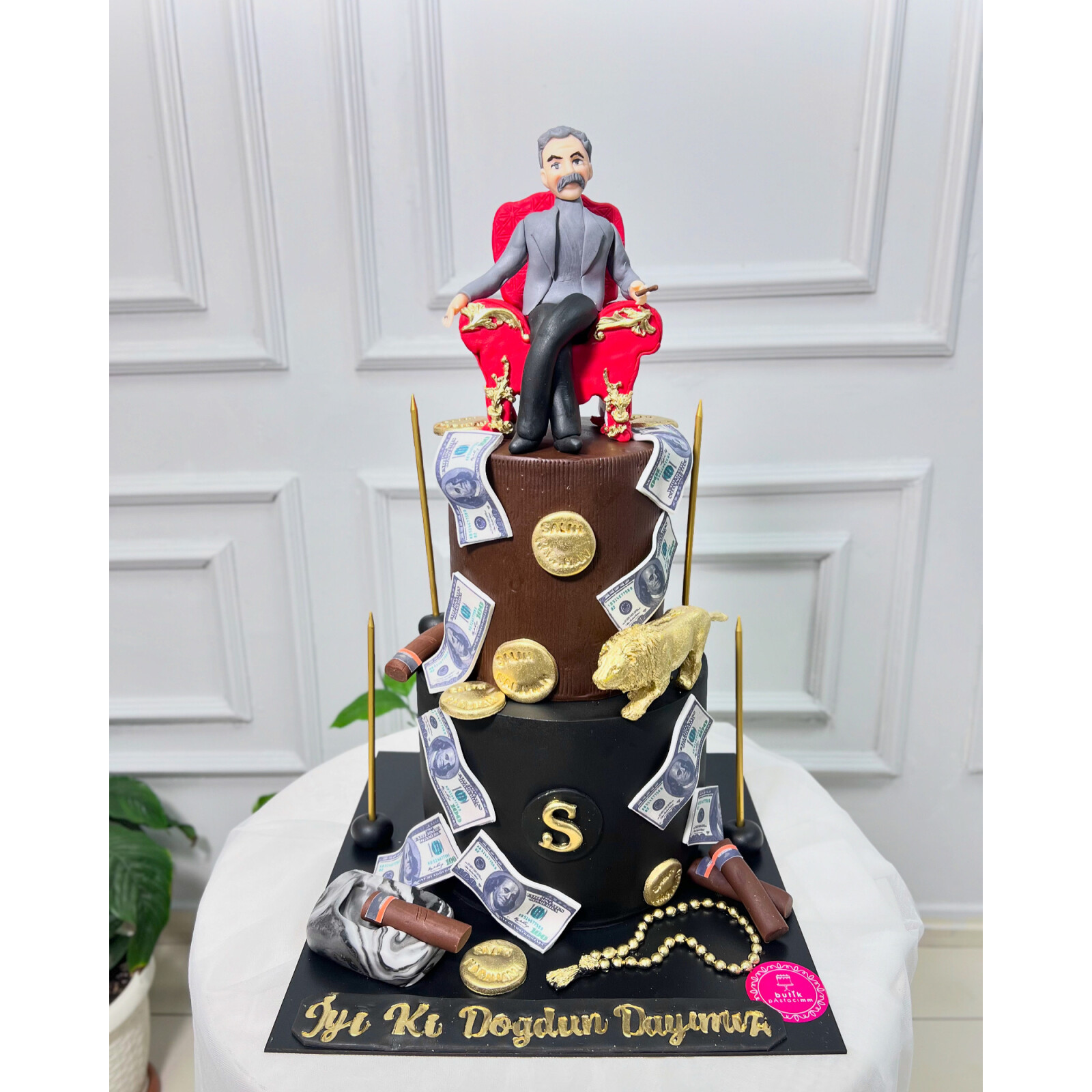 Koltukta Oturan Adam Figürlü Tasarım Pasta