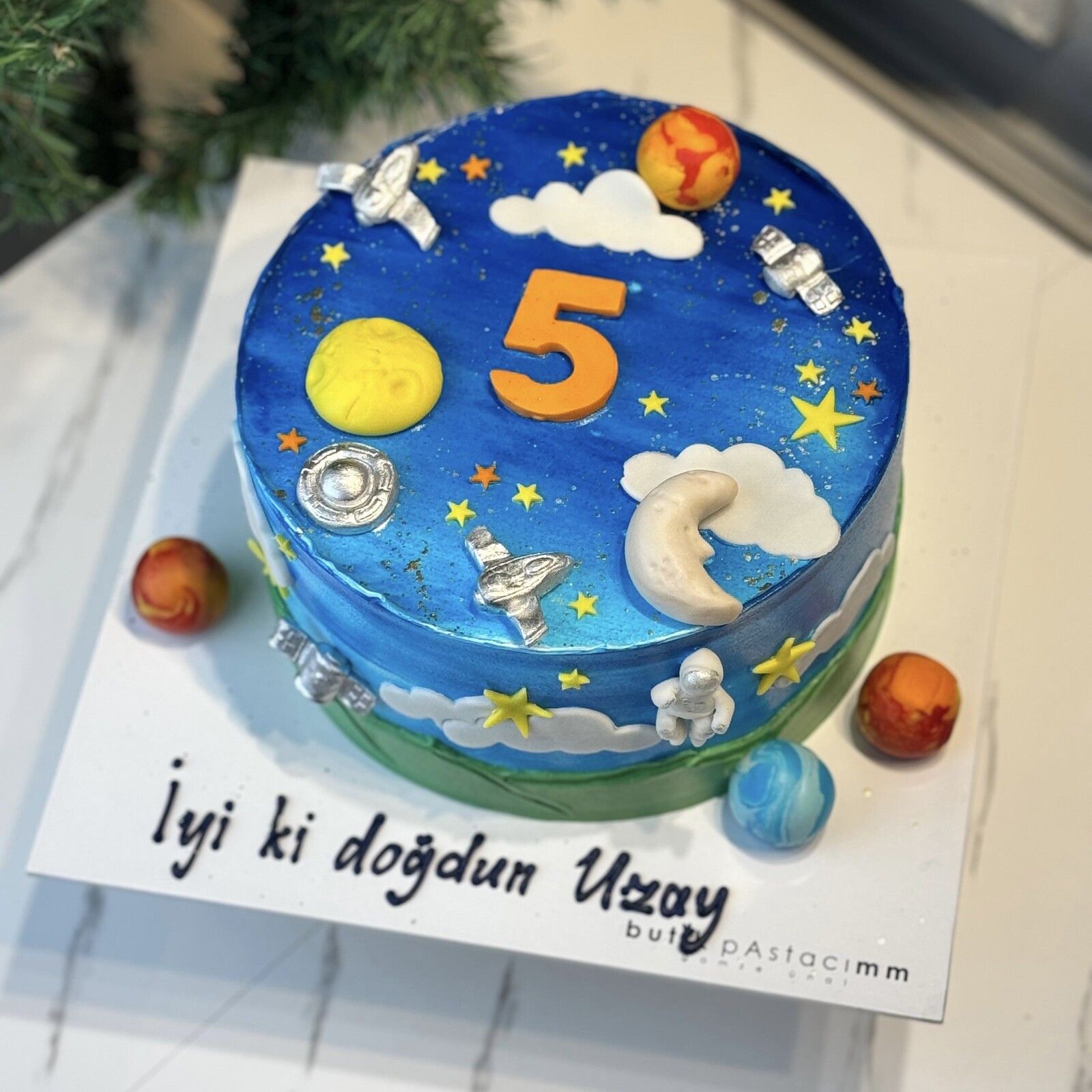 Kremalı Astronot ve Gezegenli Çocuk Pastası