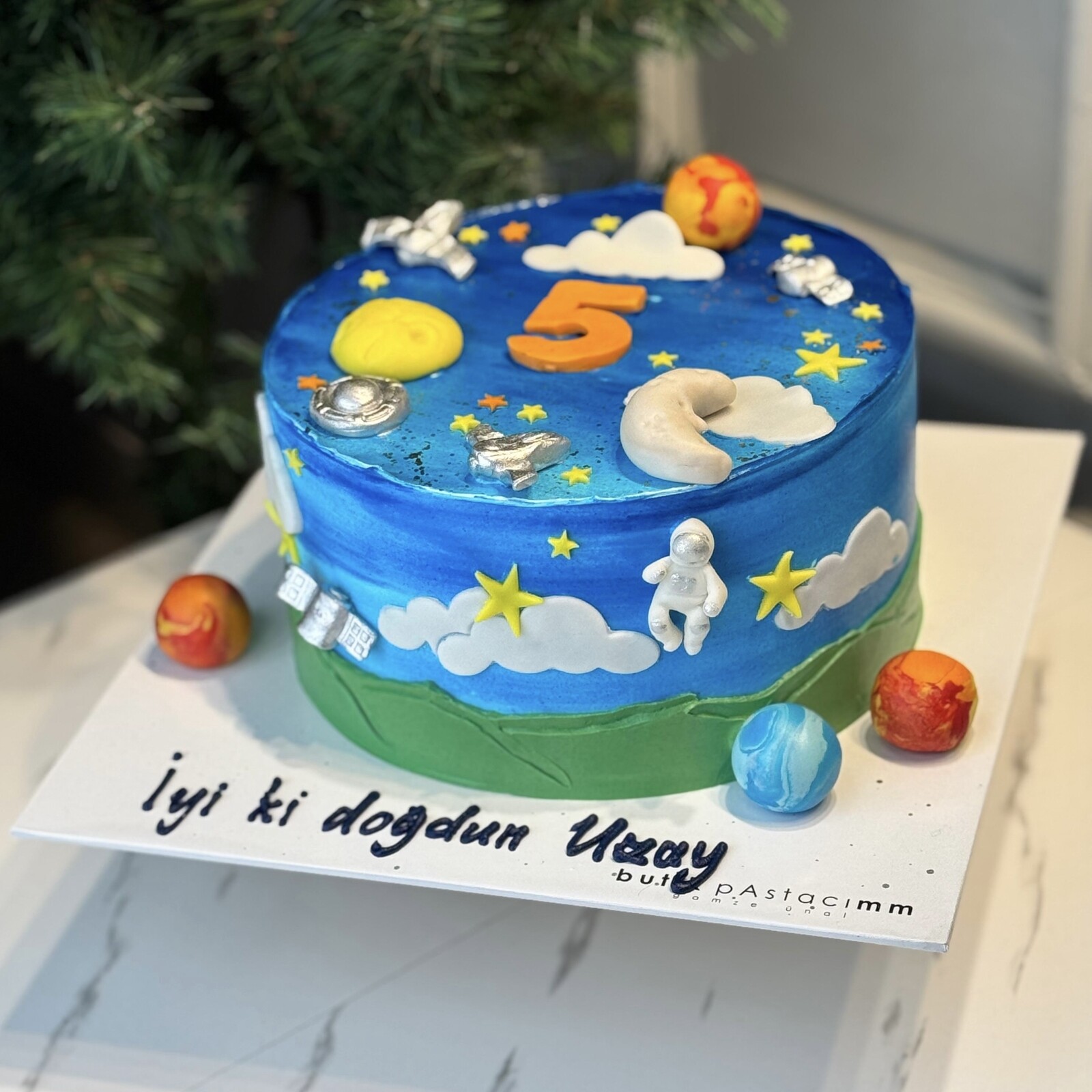 Kremalı Astronot ve Gezegenli Çocuk Pastası