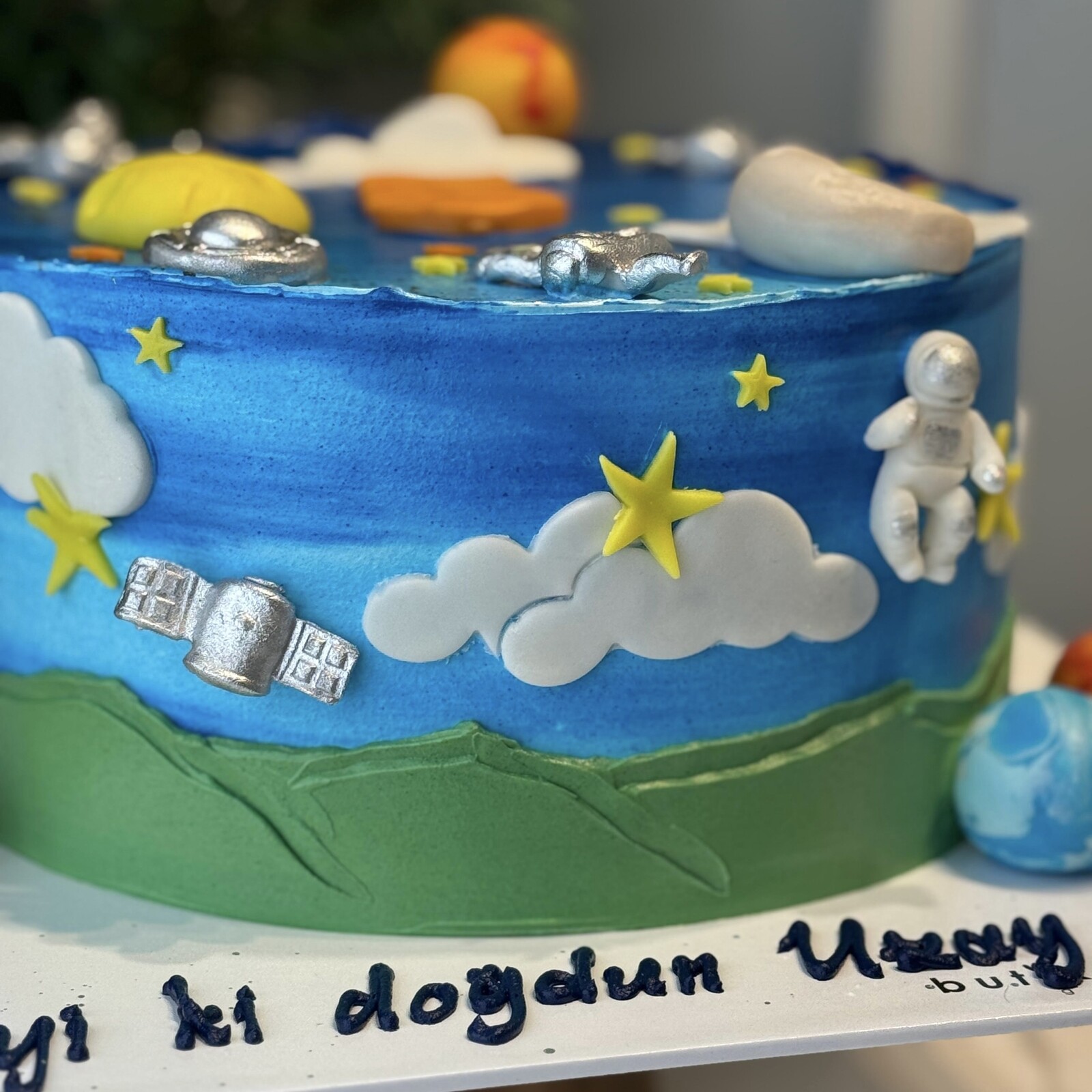 Kremalı Astronot ve Gezegenli Çocuk Pastası