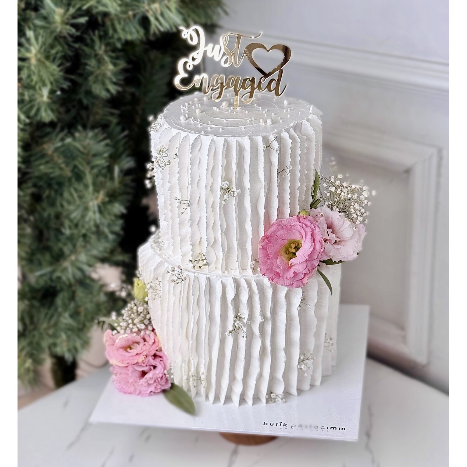 Kremalı Mini Çiçekli Nişan Pastası