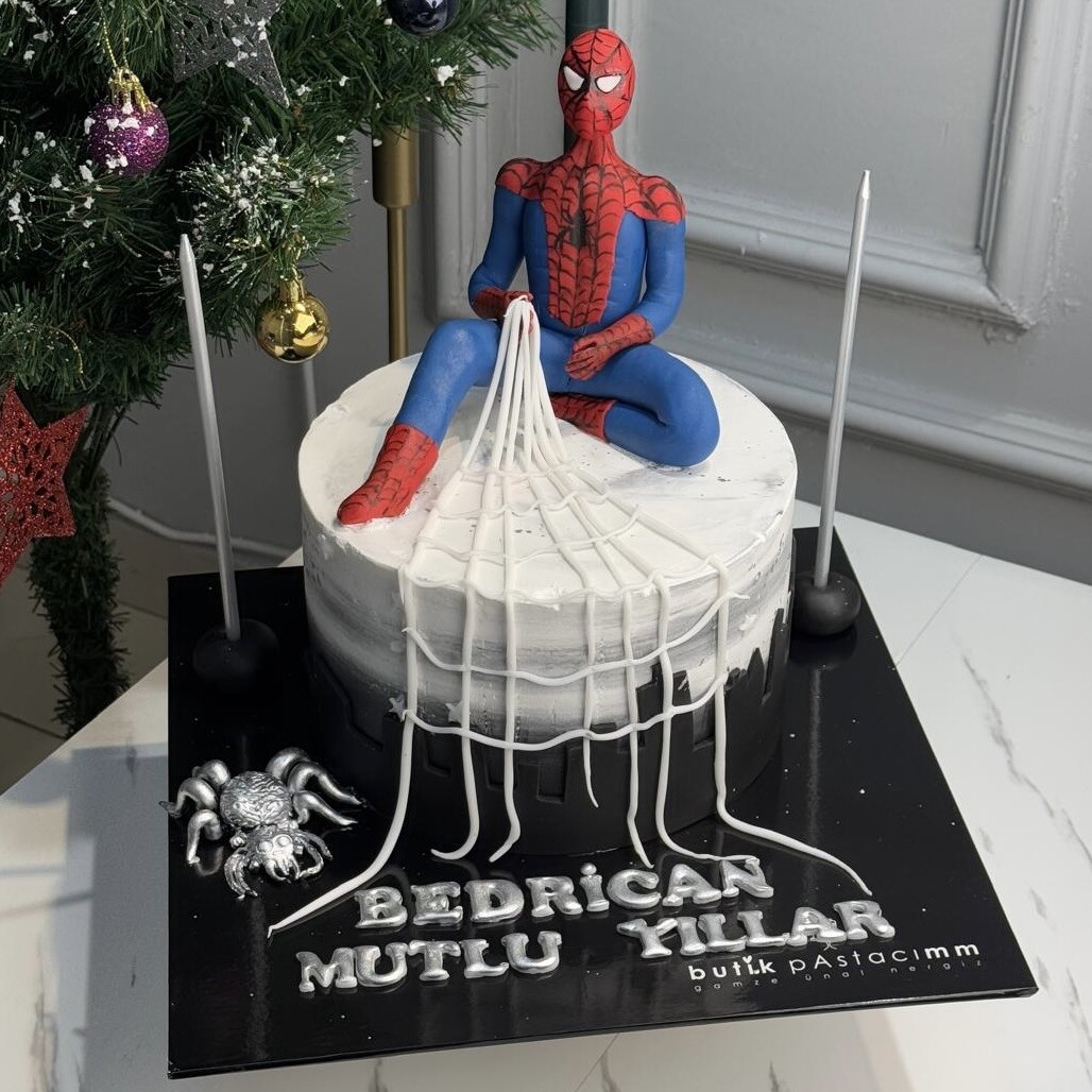 Kremalı Spiderman Pasta