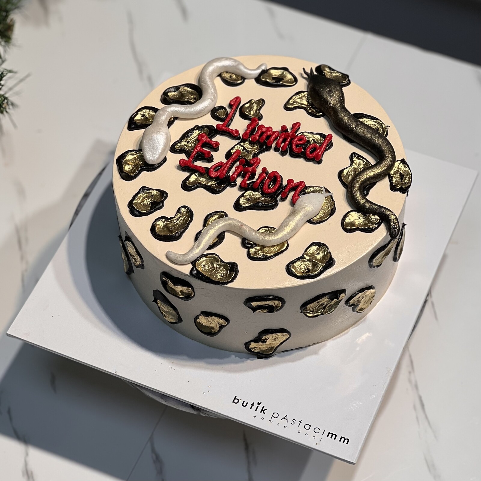 Leopar Dizaynlı Yılanlı Pasta