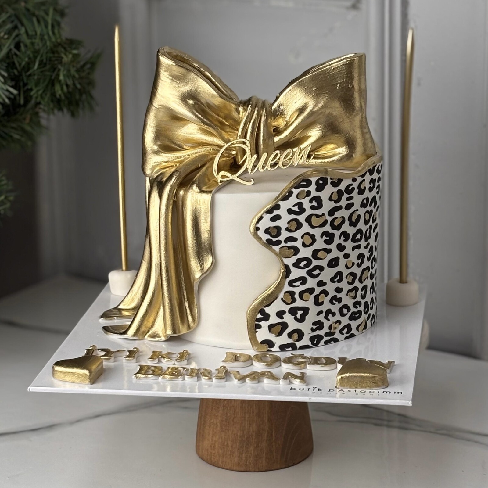 Leoparlı Gold Kurdeleli Queen Pasta
