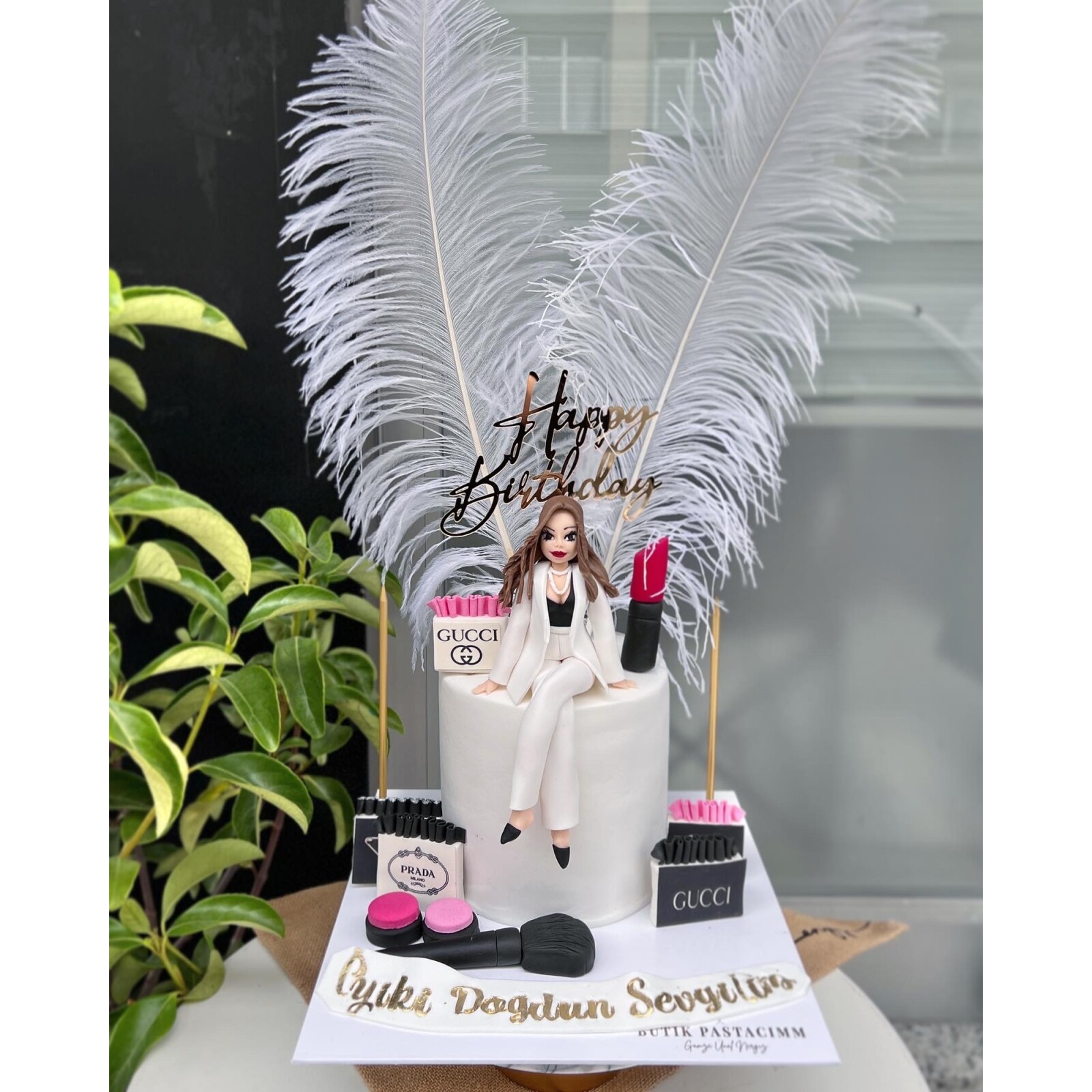 Makyaj Temalı Kişiye Özel Figürlü Pasta
