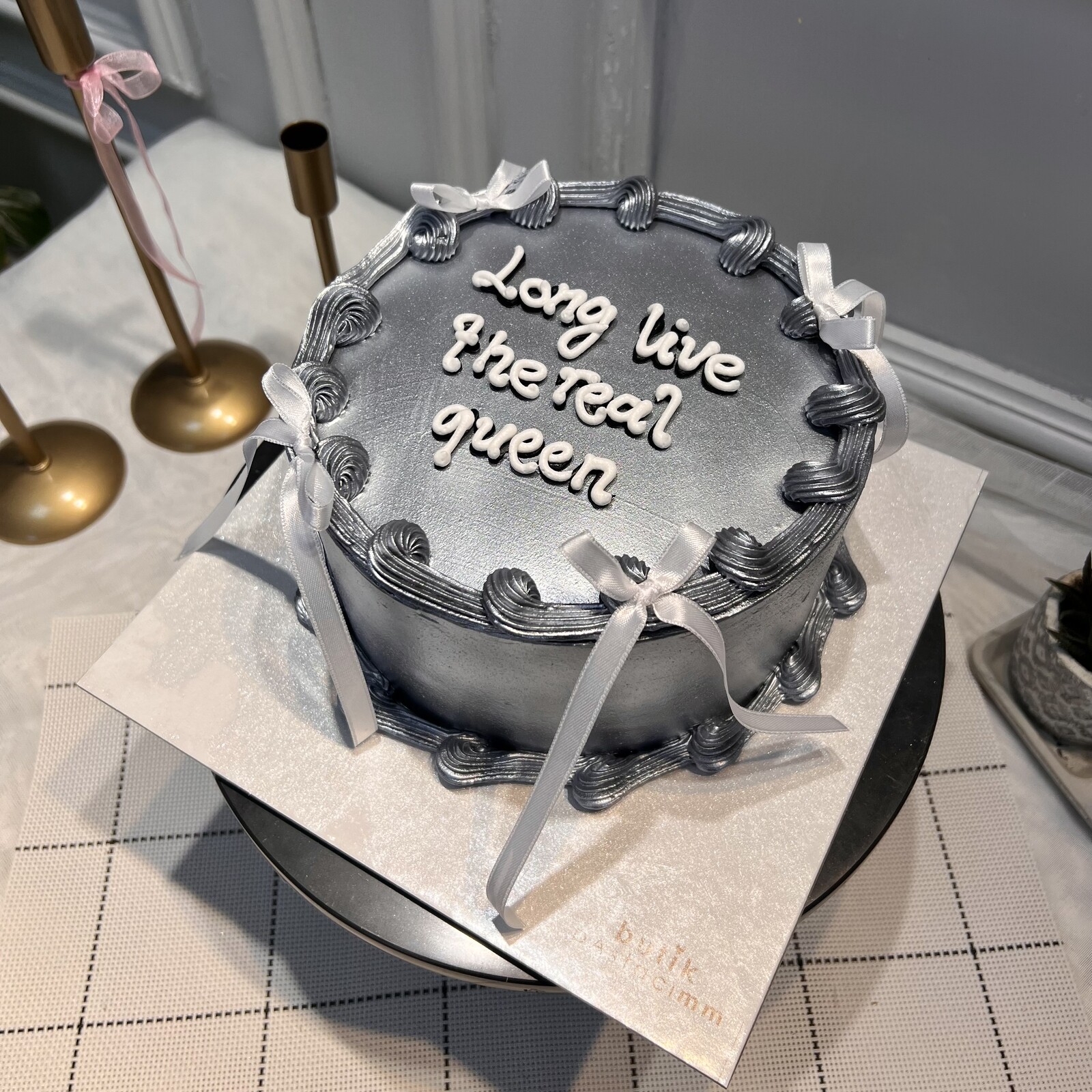 Metalik Gri Renkli Yazılı Pasta