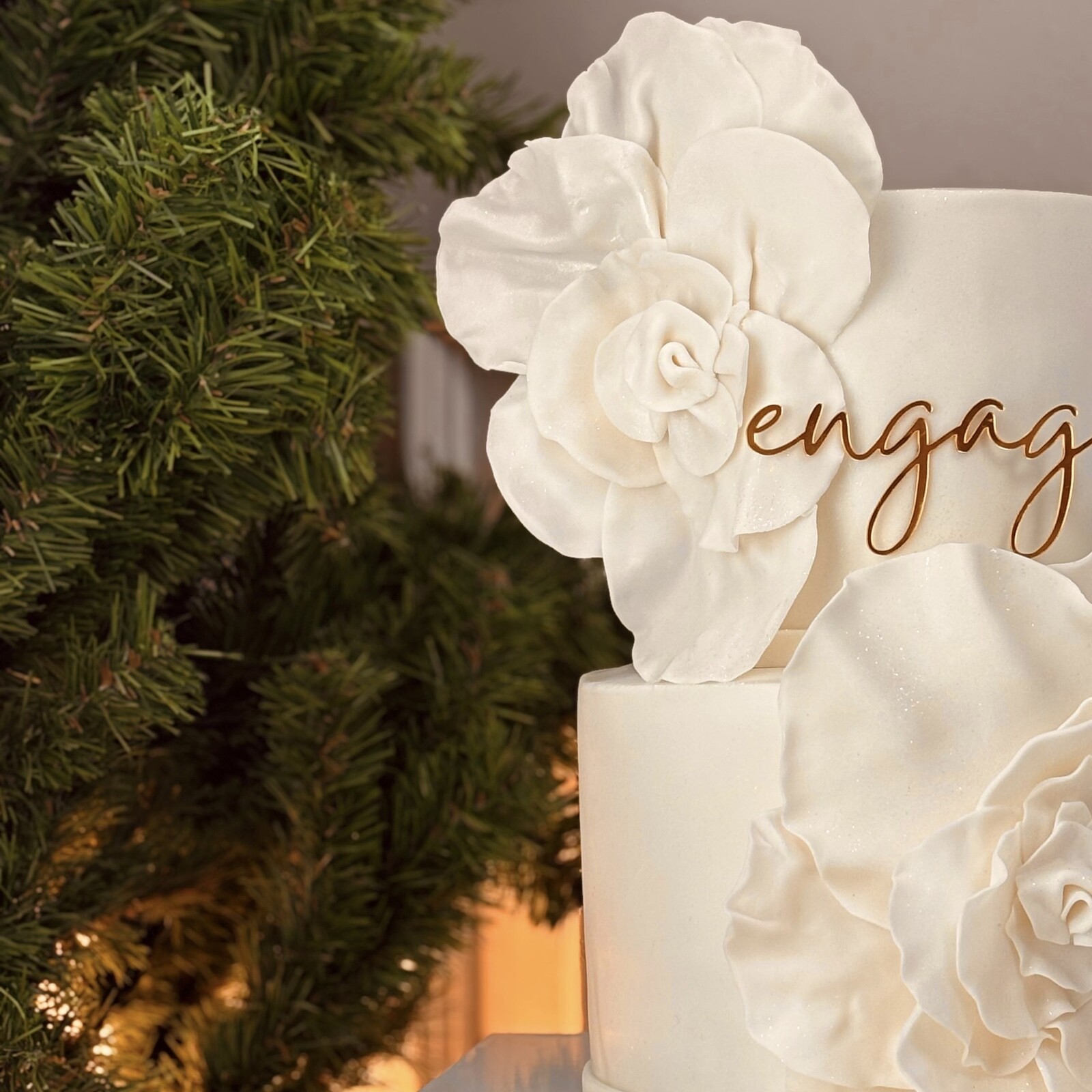 Özel Çiçek Dekorlu Nişan Pastası