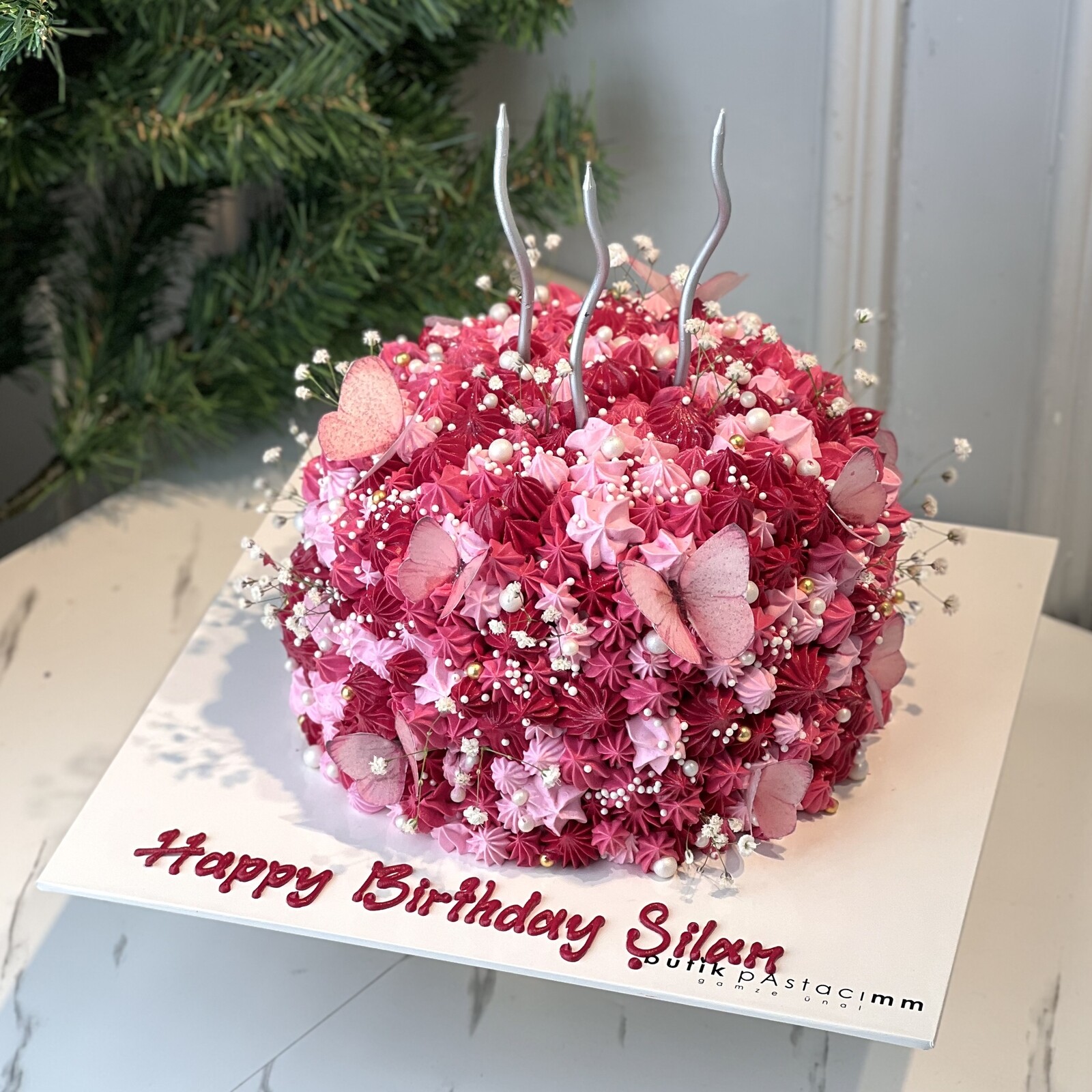 Pembe Kelebekli Kremalı Tasarım Pasta