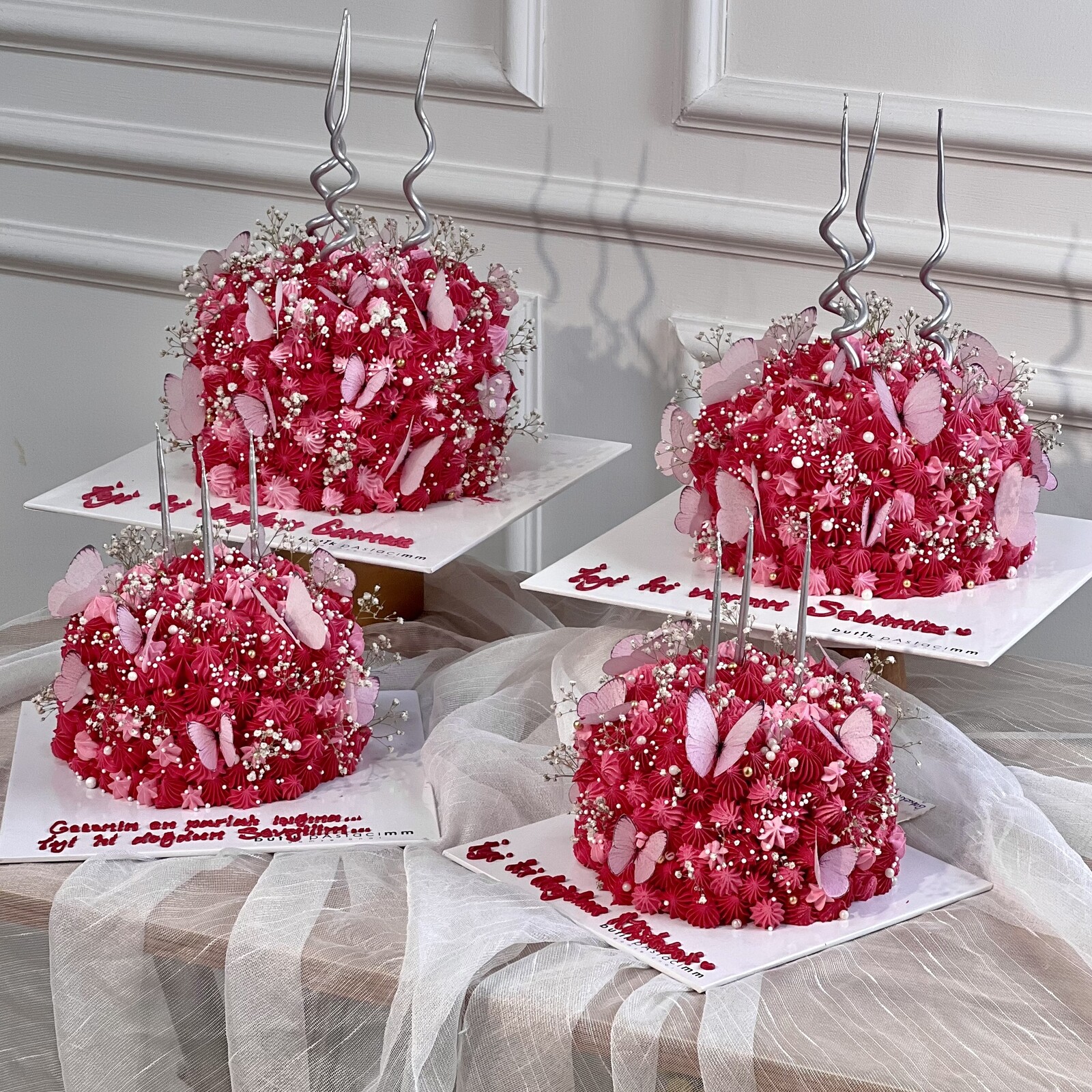 Pembe Kelebekli Kremalı Tasarım Pasta