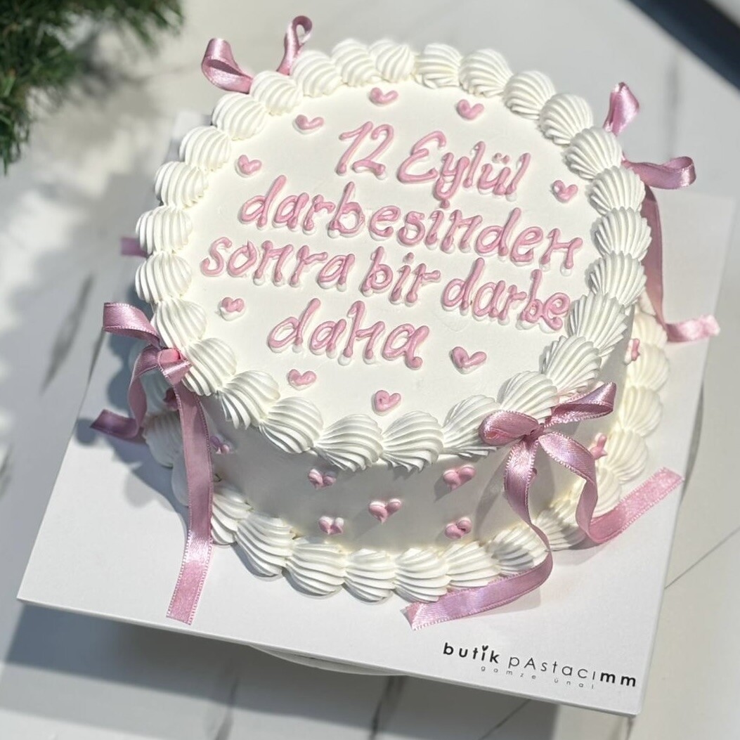 Pembe Kurdele Detaylı Mini Kalpli Yazılı Pasta