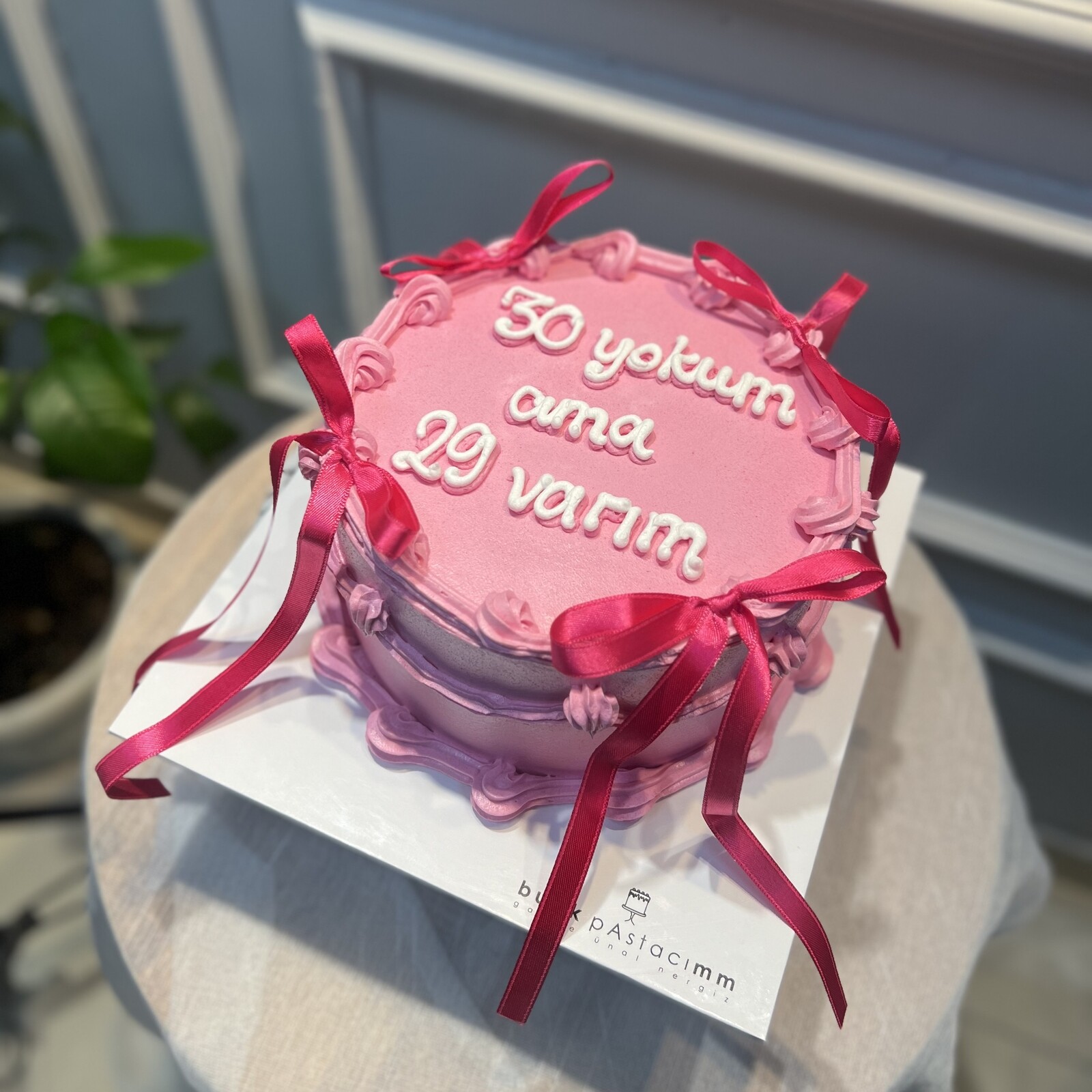 Pembe Kurdeleli Yazılı Pasta