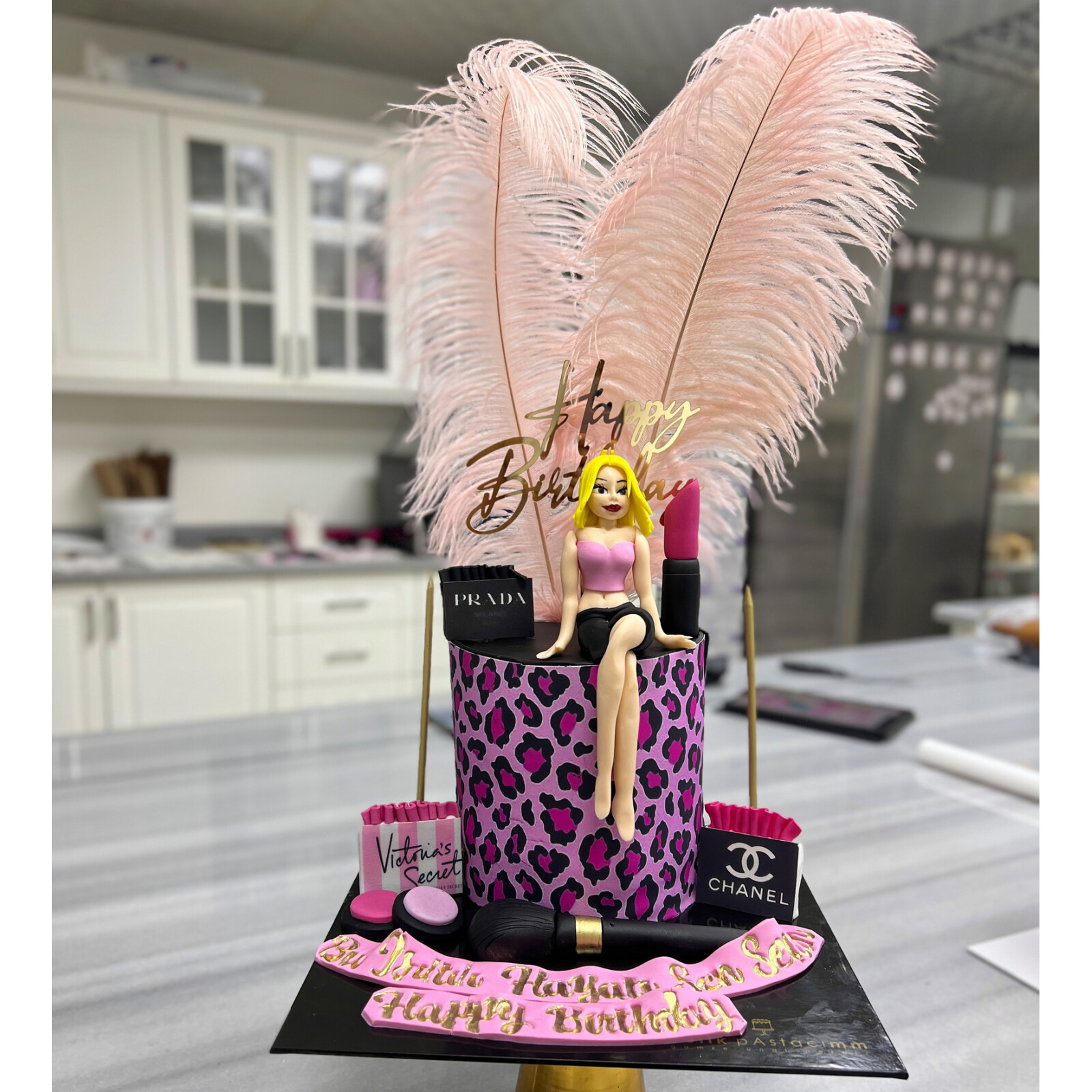 Pembe Leoparlı Figürlü Pasta