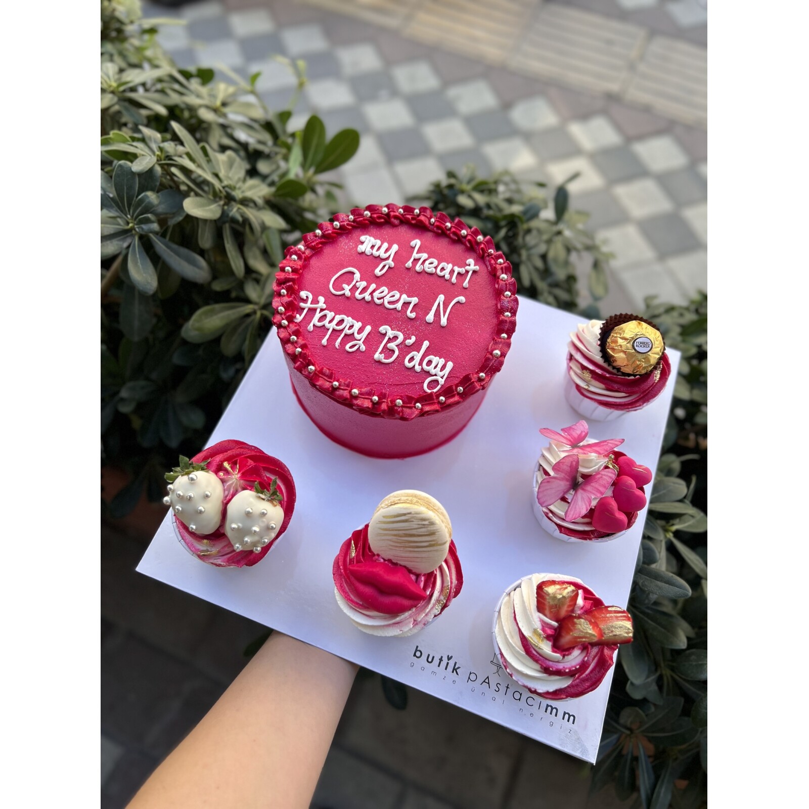 Queen Temalı Pasta ve Cupcake Set