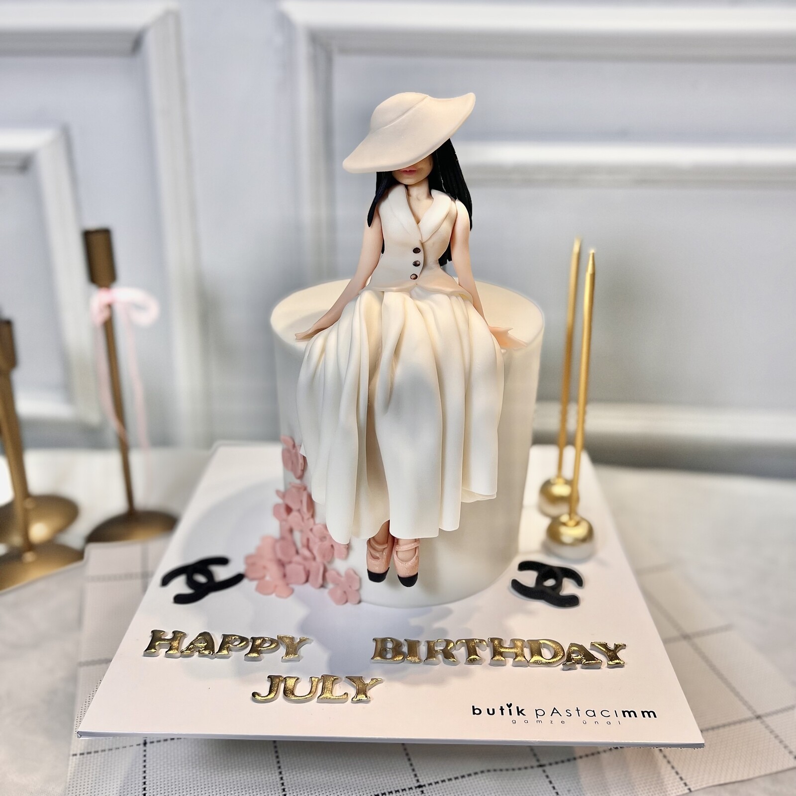 Şapkalı Kadın Figürlü Tasarım Pasta