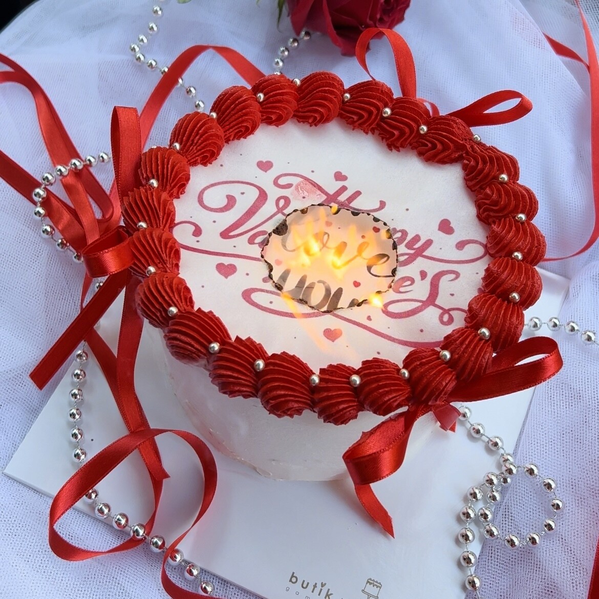 Sevgililer Gününe Özel Sürprizli Yanan Pasta