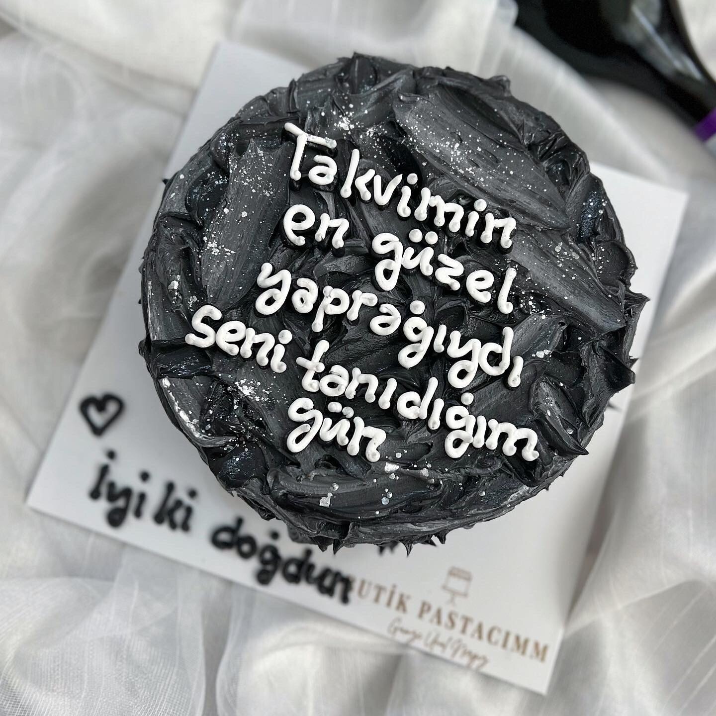 Siyah Gri Krema Darbeli Yazılı Pasta