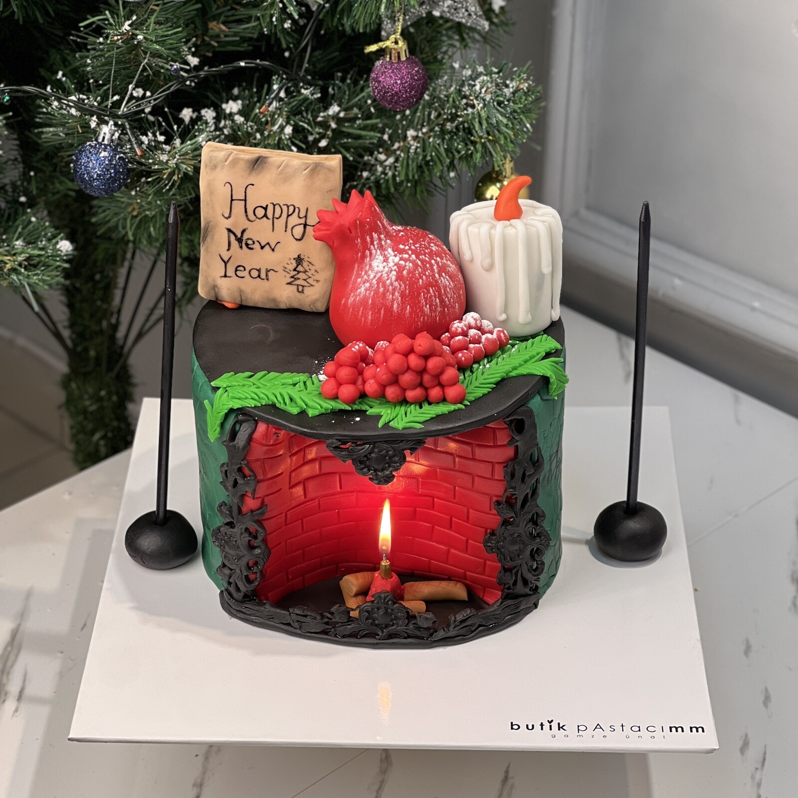 Şömine Tasarımlı Yeni Yıl Pastası