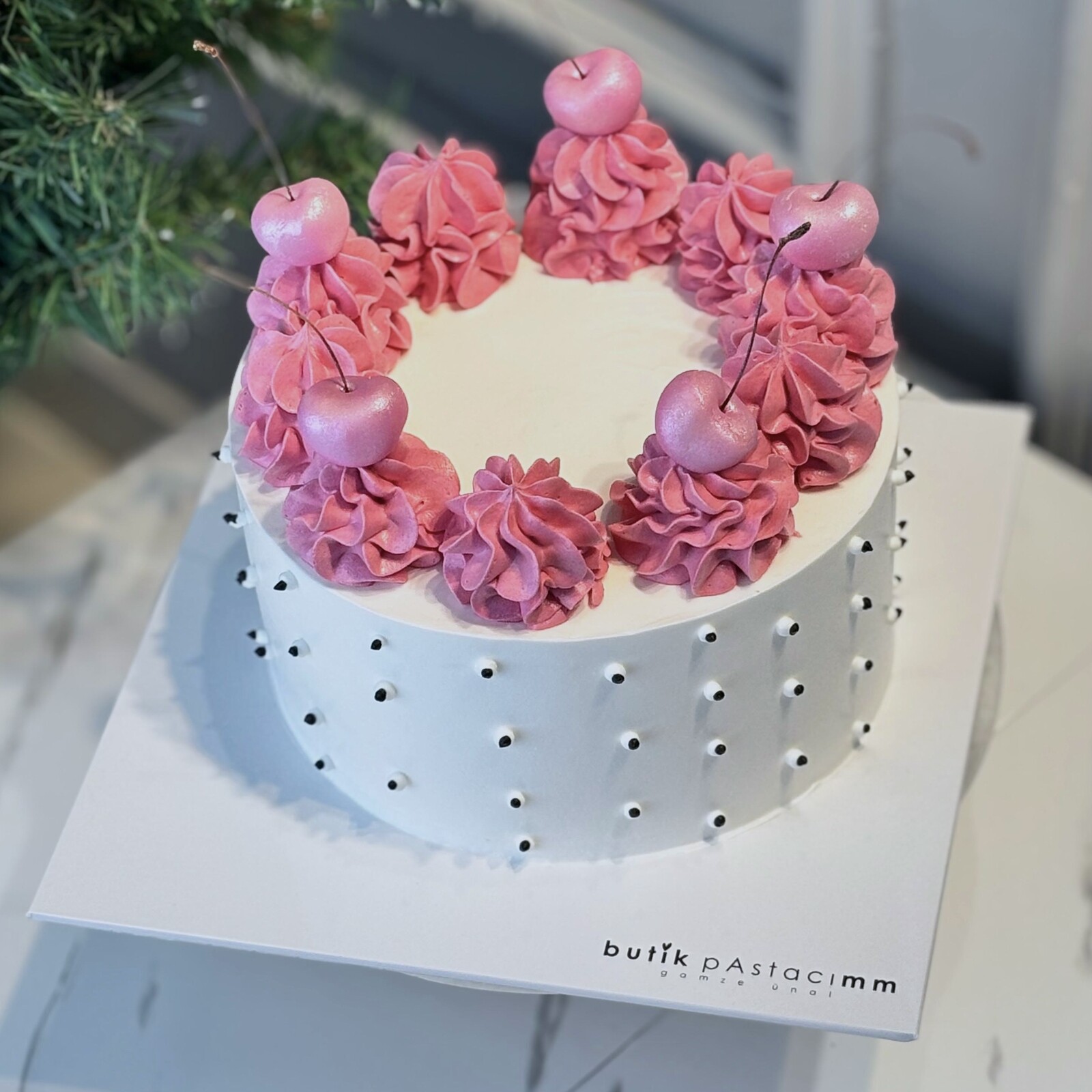 Süslü Pembe Kremalı Kirazlı Pasta