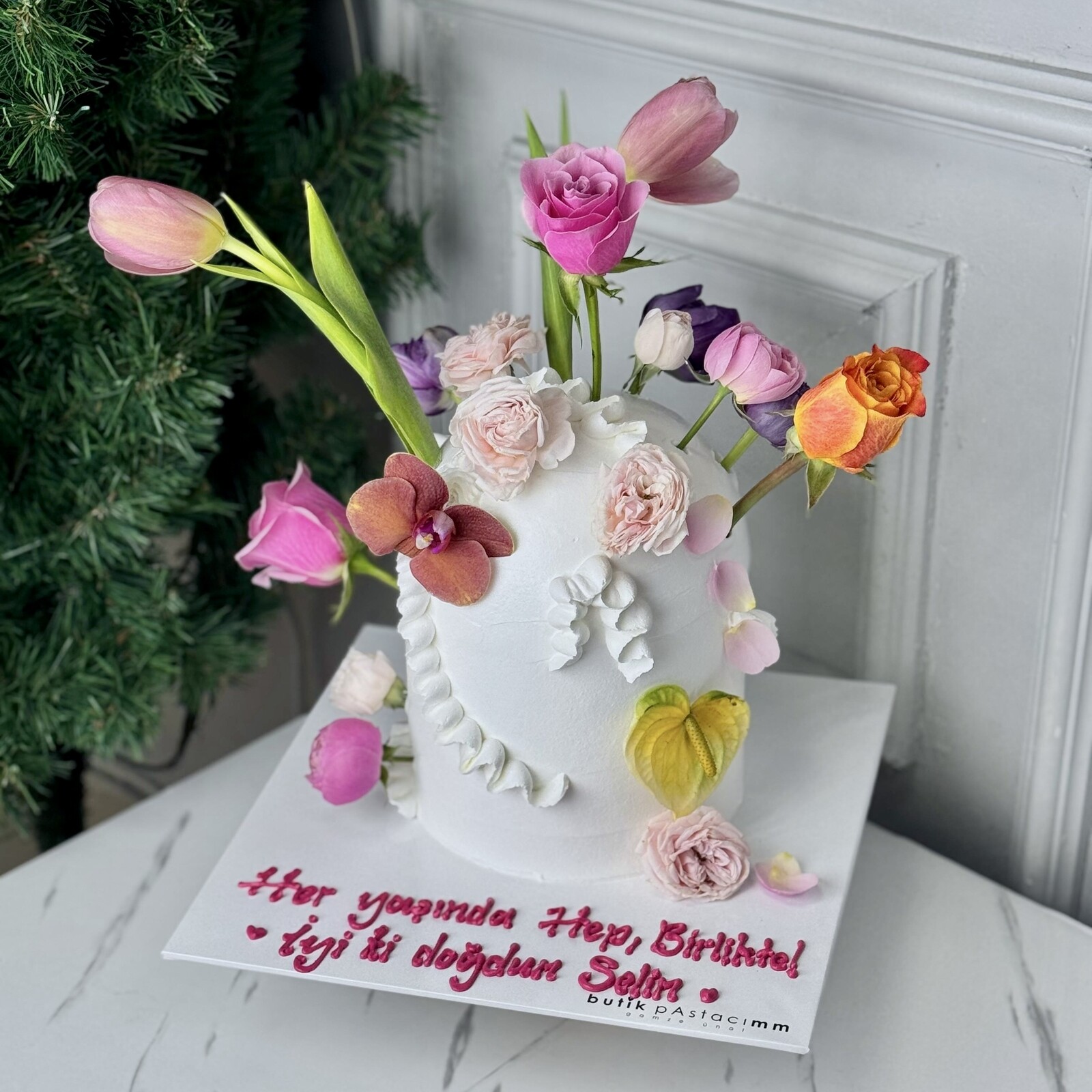 Trend Karışık Çiçekli Tasarım Pasta (Beyaz)