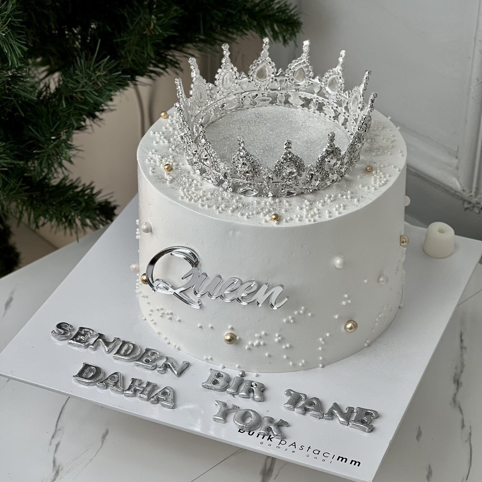 Üfleyince Etrafa Sim Saçılan Beyaz Taçlı Pasta (Simli Pasta Üfleme)