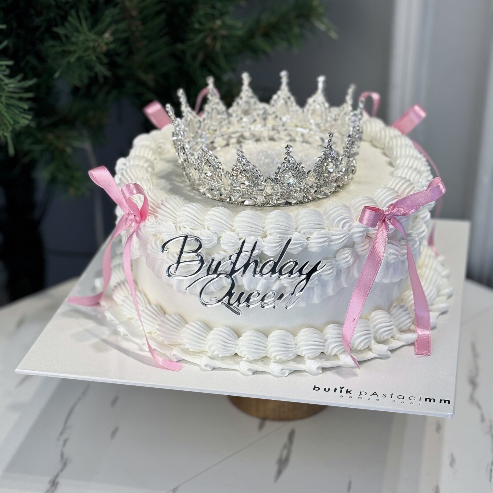 Üfleyince Etrafa Sim Saçılan Birthday Queen Taçlı Pasta (Simli Pasta Üfleme)